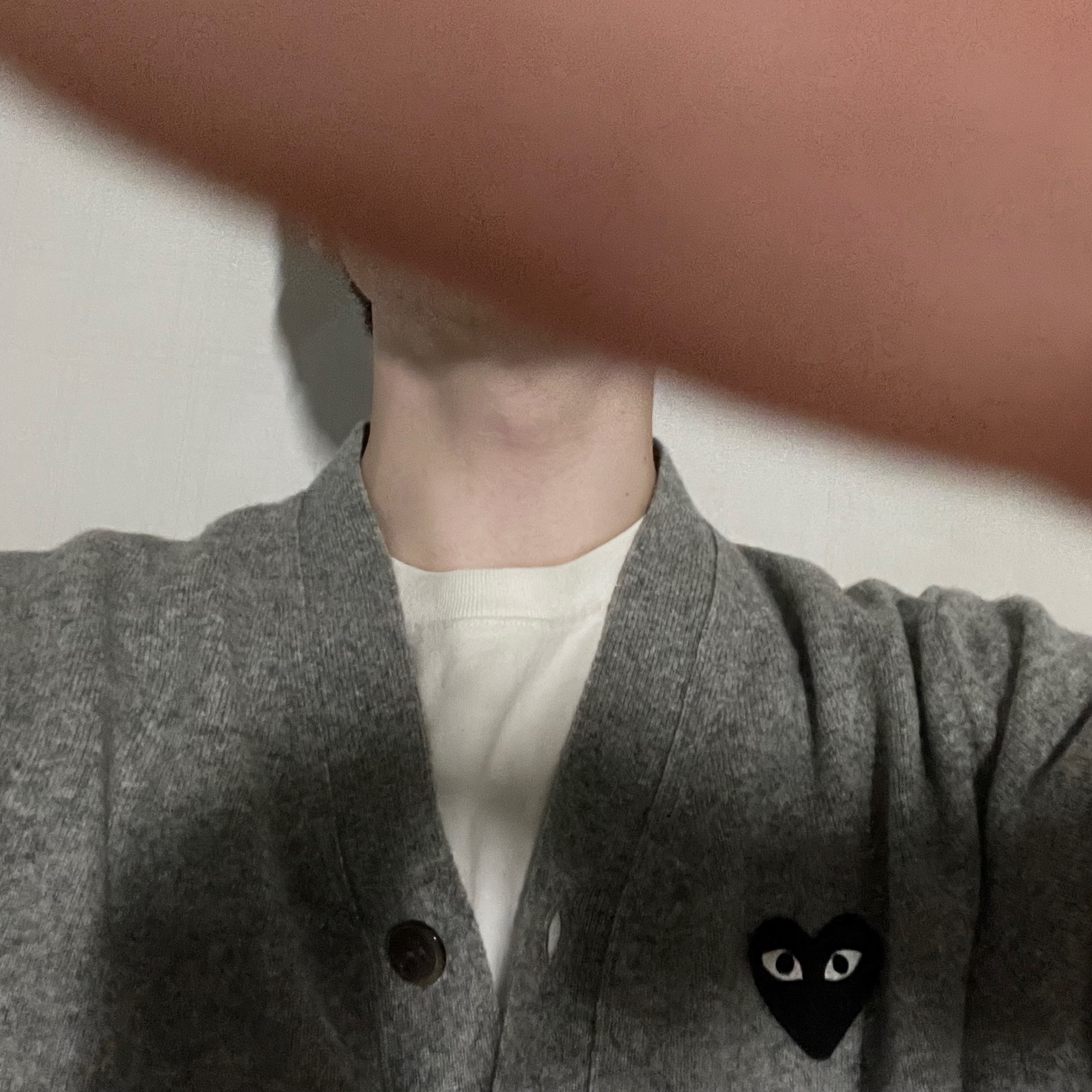 Play Comme des Garcons Black Heart Knit Cardigan Grey 착용 스타일
