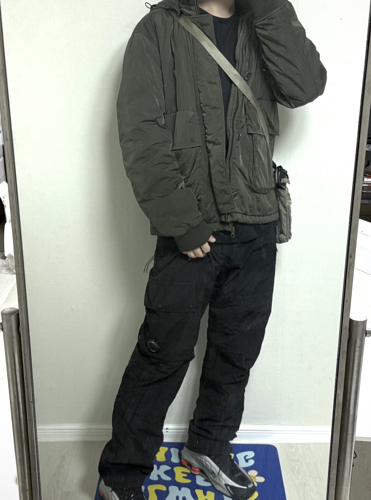 C.P. Company Nylon B Crossbody Pouch Silver Sage Brown - 23FW, C.P. Company Chrome-R Goggle Bomber Jacket Olive Night Green - 23FW 착용 스타일