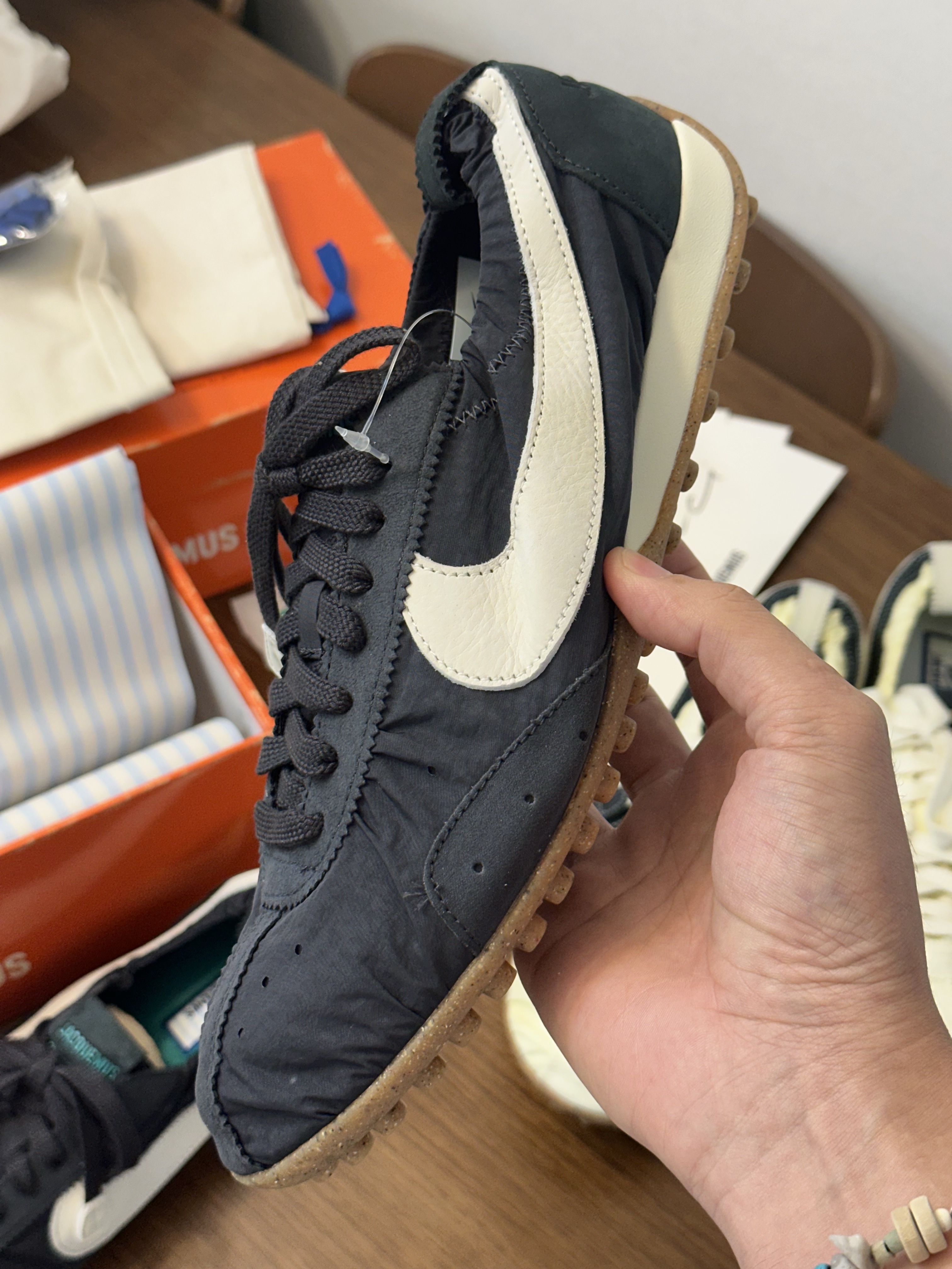 Nike x Jacquemus Moon Shoe SP Alabaster Off Noir, Nike x Jacquemus Moon Shoe SP Off Noir Cashmere 착용 스타일 - 3