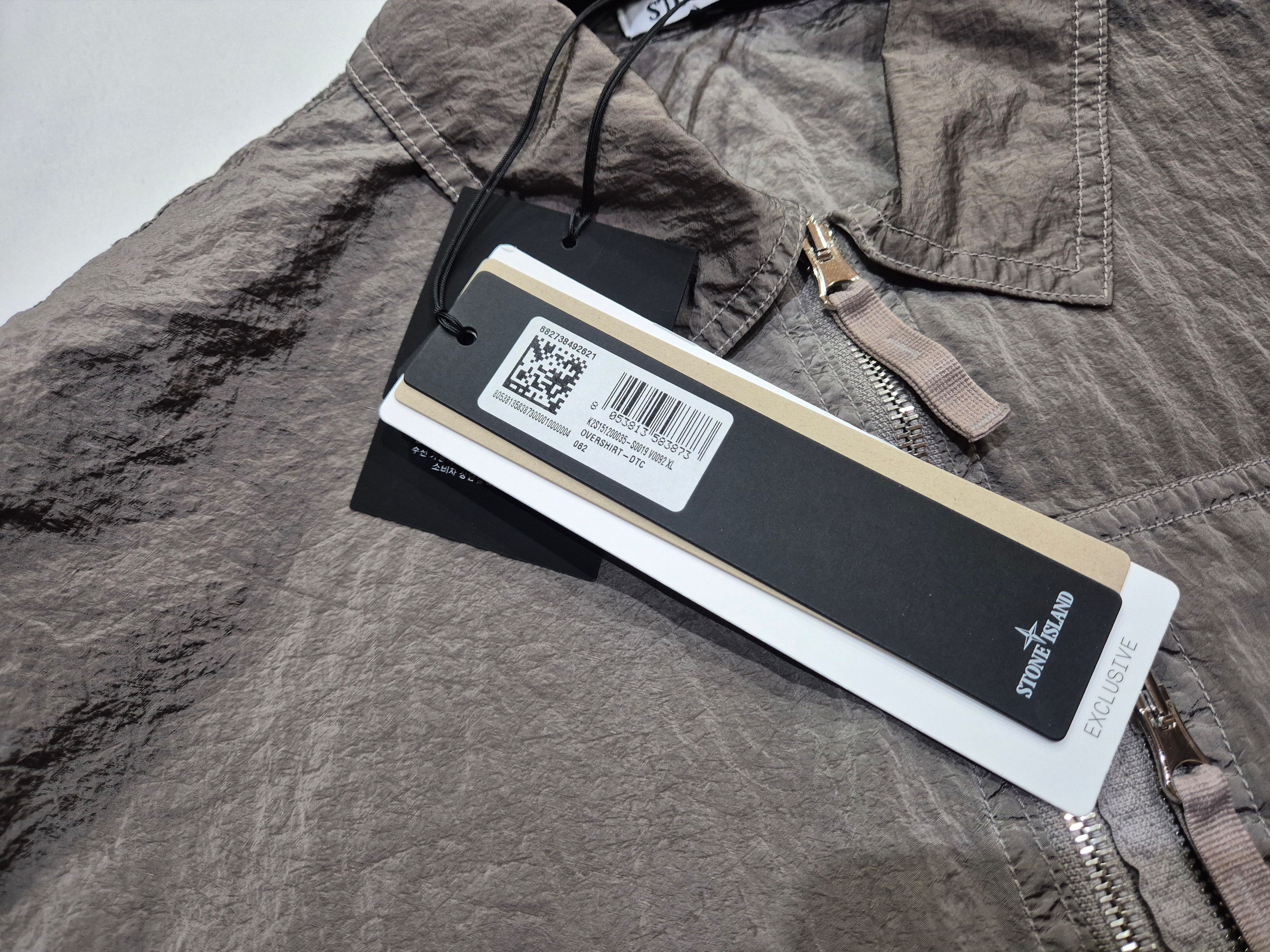 Stone Island 1200035 Nylon Metal in Econyl Regular Fit Short-Sleeve Shirt with Chest Pocket and Zip Black - 25FW 착용 스타일 - 5