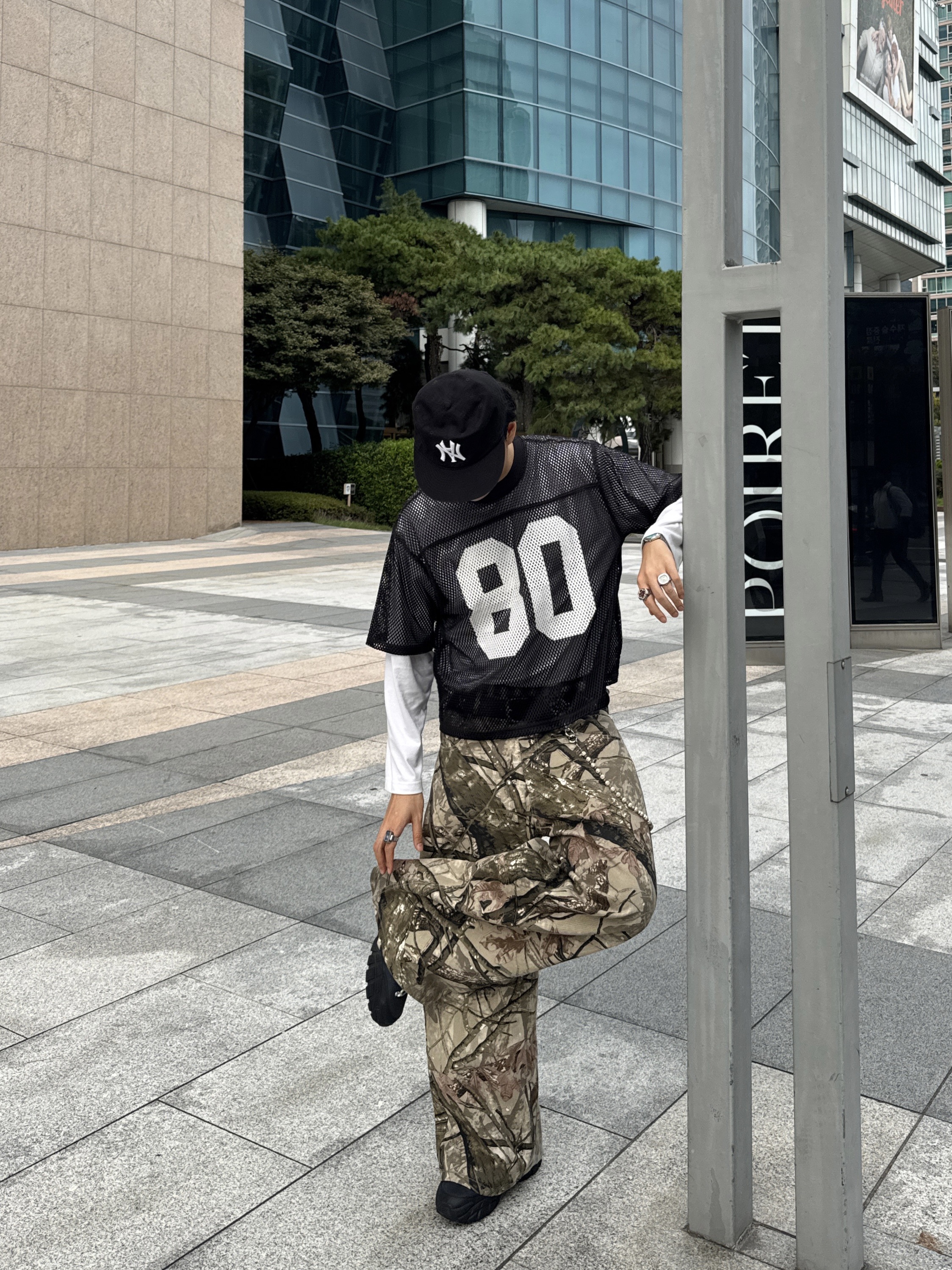 Puma x Skepta Forever Mid Boots Flat Dark Gray Puma Silver, Stussy Team Jersey 80 Black 착용 스타일 - 4