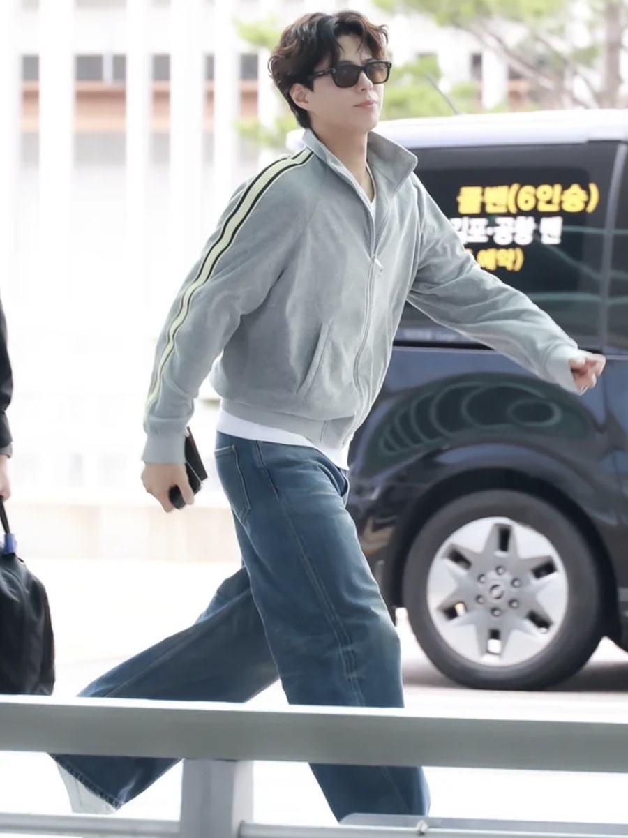 Celine Tracksuit Jacket in Velvet Cotton Grey Black 착용 스타일 - 3