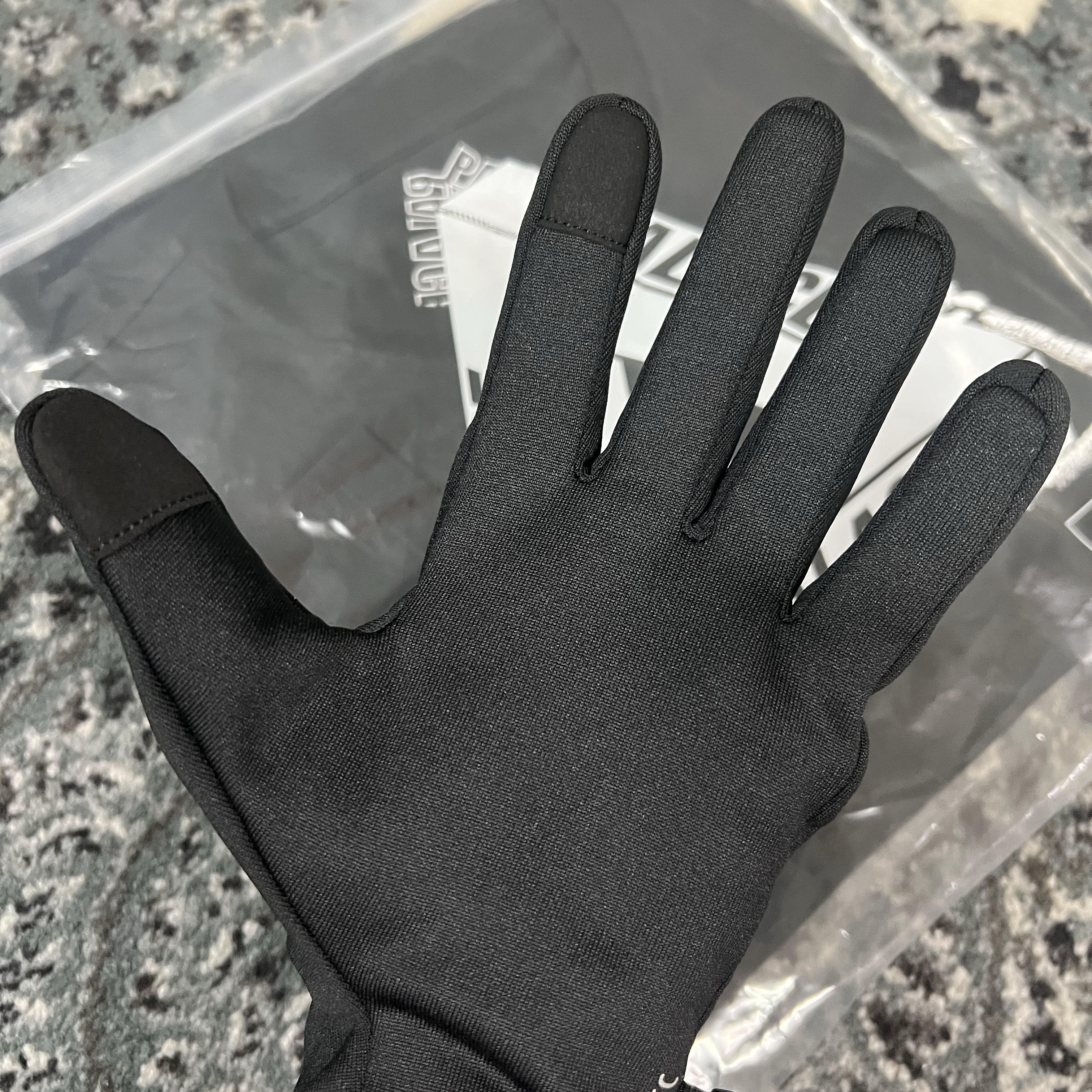 Palace Polartec Boney Gloves Black - 25FW, Palace Tri-Bone Longsleeve Black - 25FW 착용 스타일 - 2