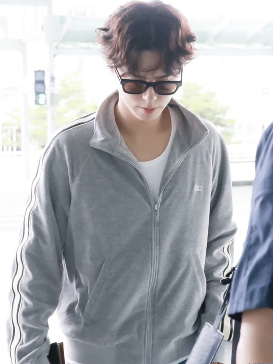 Celine Tracksuit Jacket in Velvet Cotton Grey Black 착용 스타일 - 2