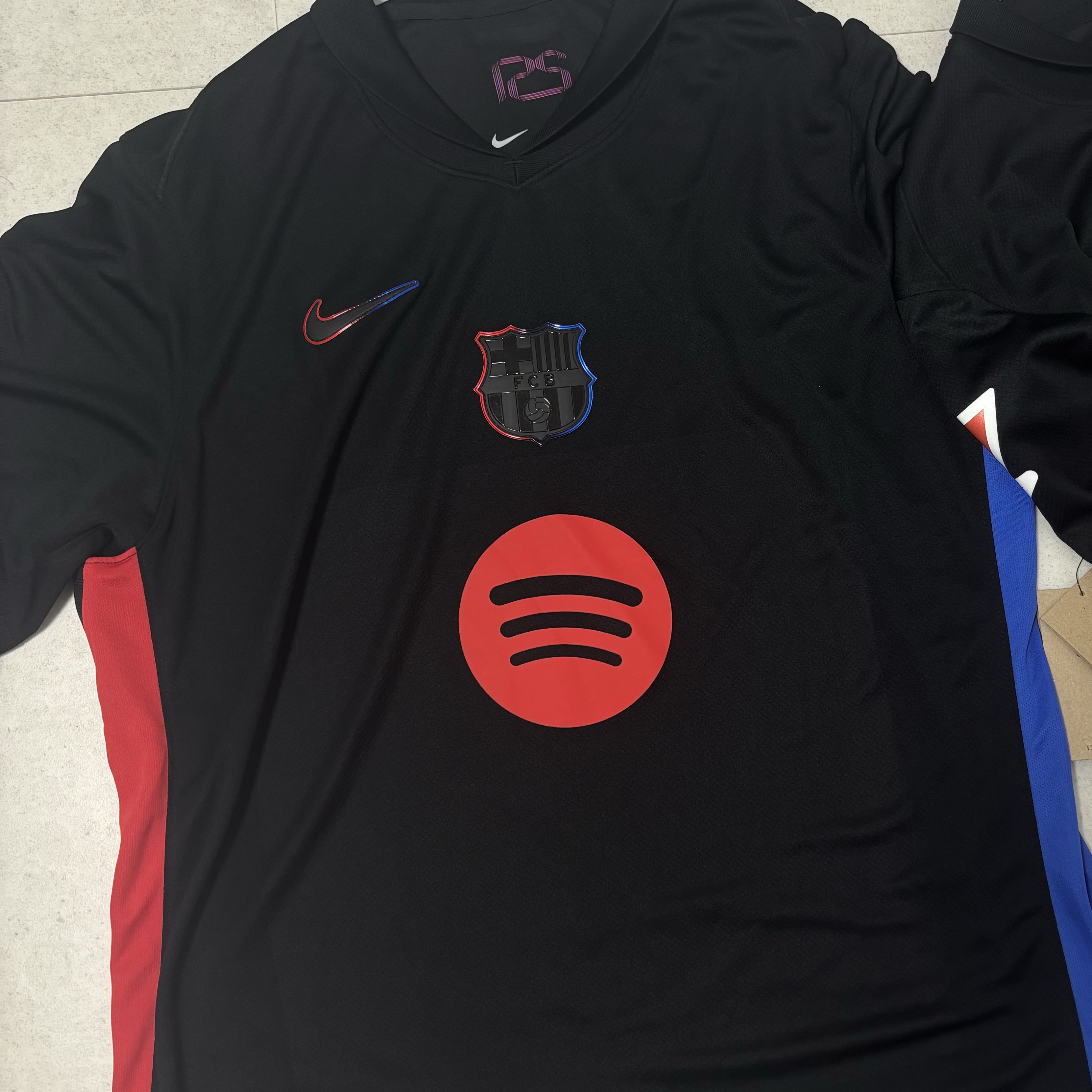 Nike FC Barcelona 2024/25 Stadium Away Dri-Fit Football Replica Jersey Black Hyper Royal (Non Marking Ver.) 착용 스타일 - 3
