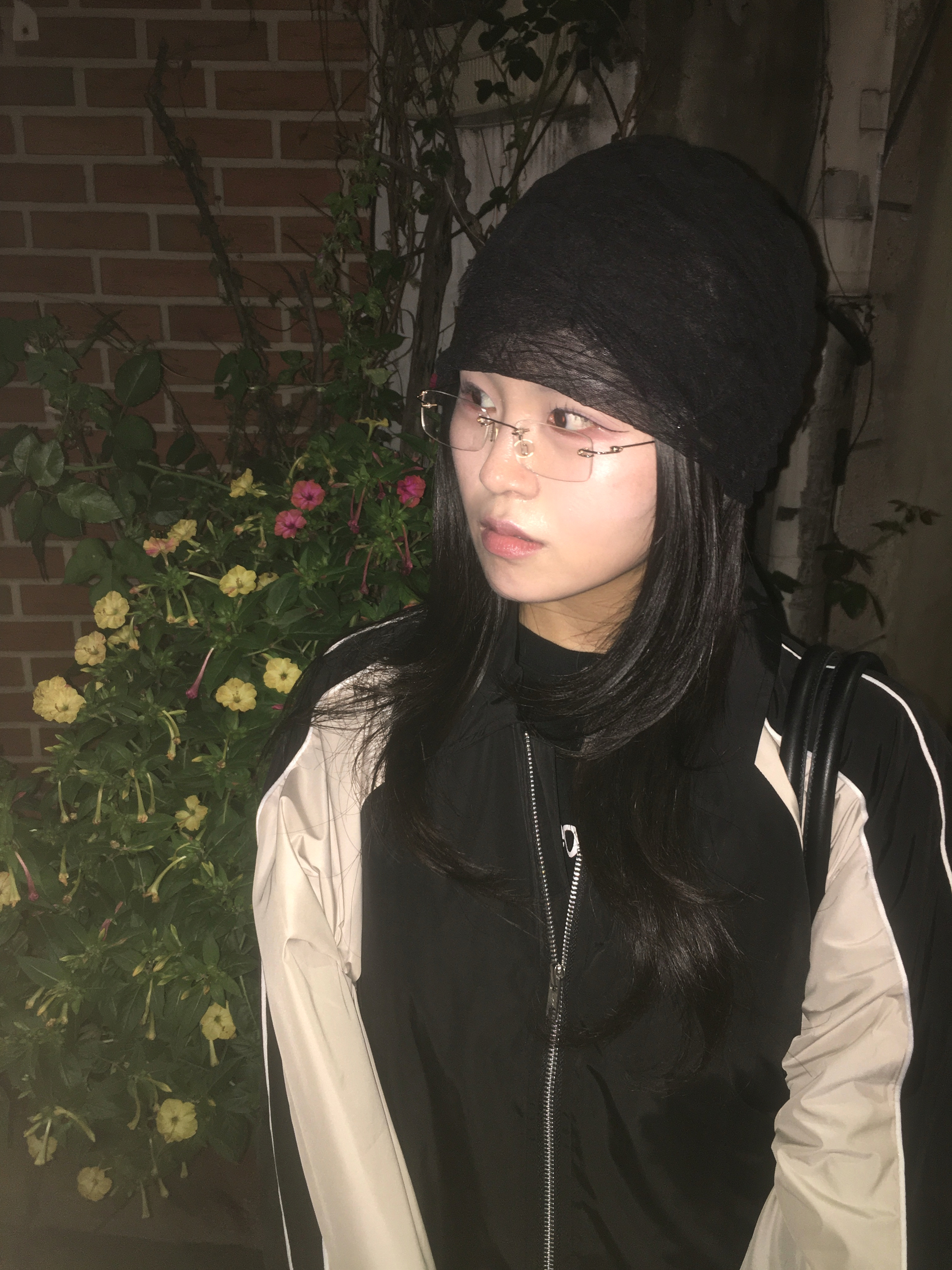 SLOW RECORD HOUSE Piping Line Windbreaker Black & Beige 착용 스타일 - 9