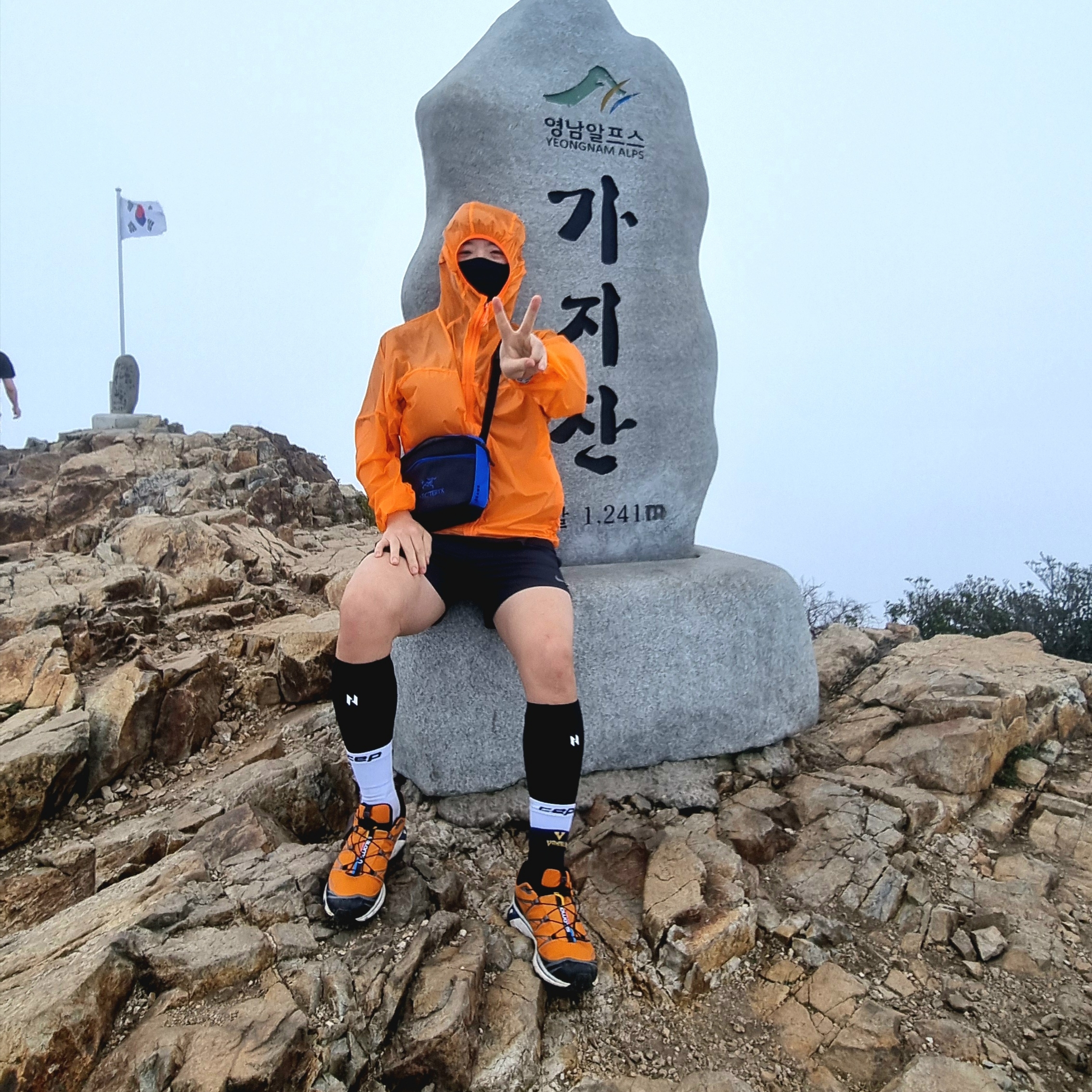 Salomon XT-6 Gore-Tex Utility Marmalade, Arc'teryx x Beams Mantis 2 Waistpack Boro Blue 착용 스타일