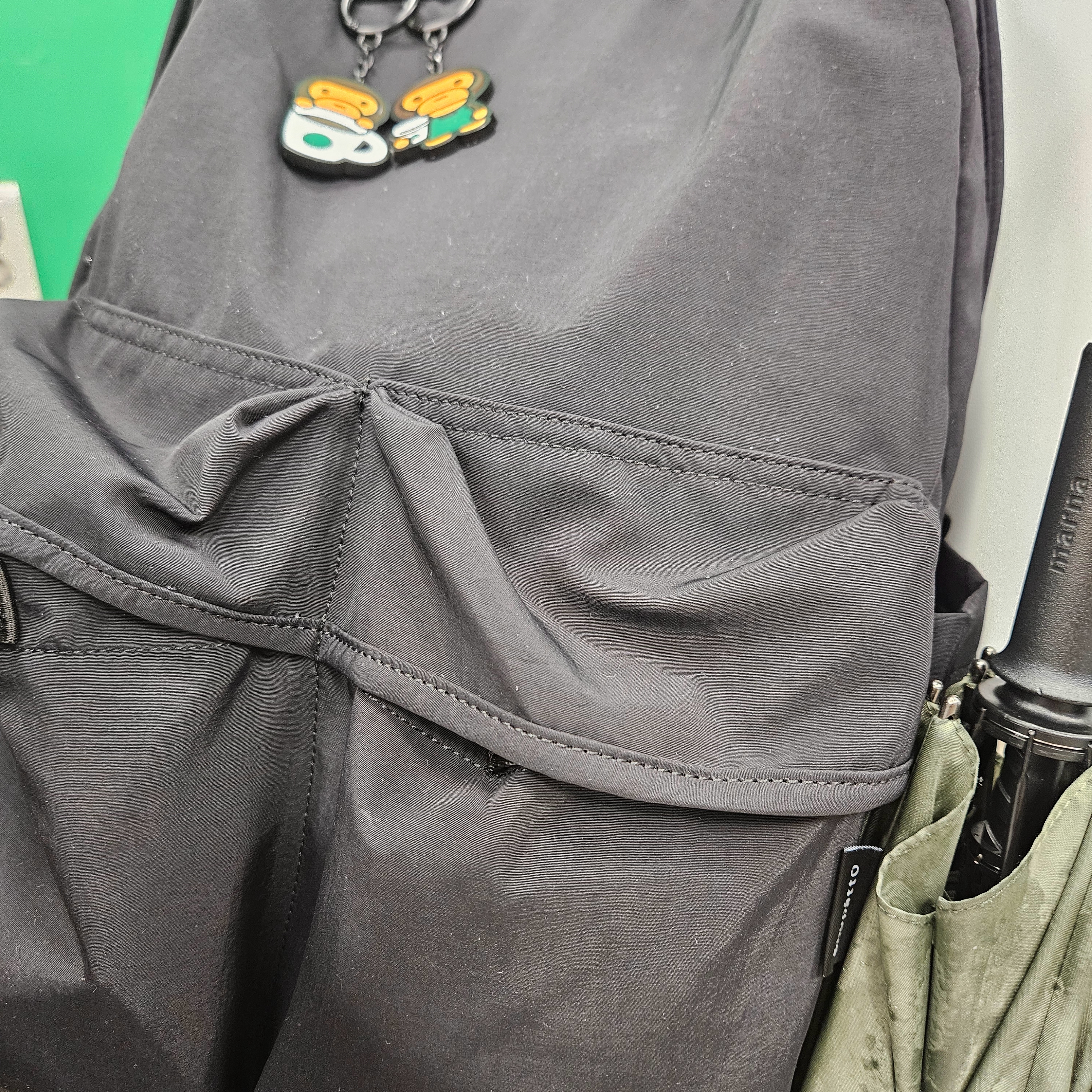 Starbucks x BAPE Baby Milo Keychain, Starbucks x BAPE Baby Milo Keychain 착용 스타일 - 3