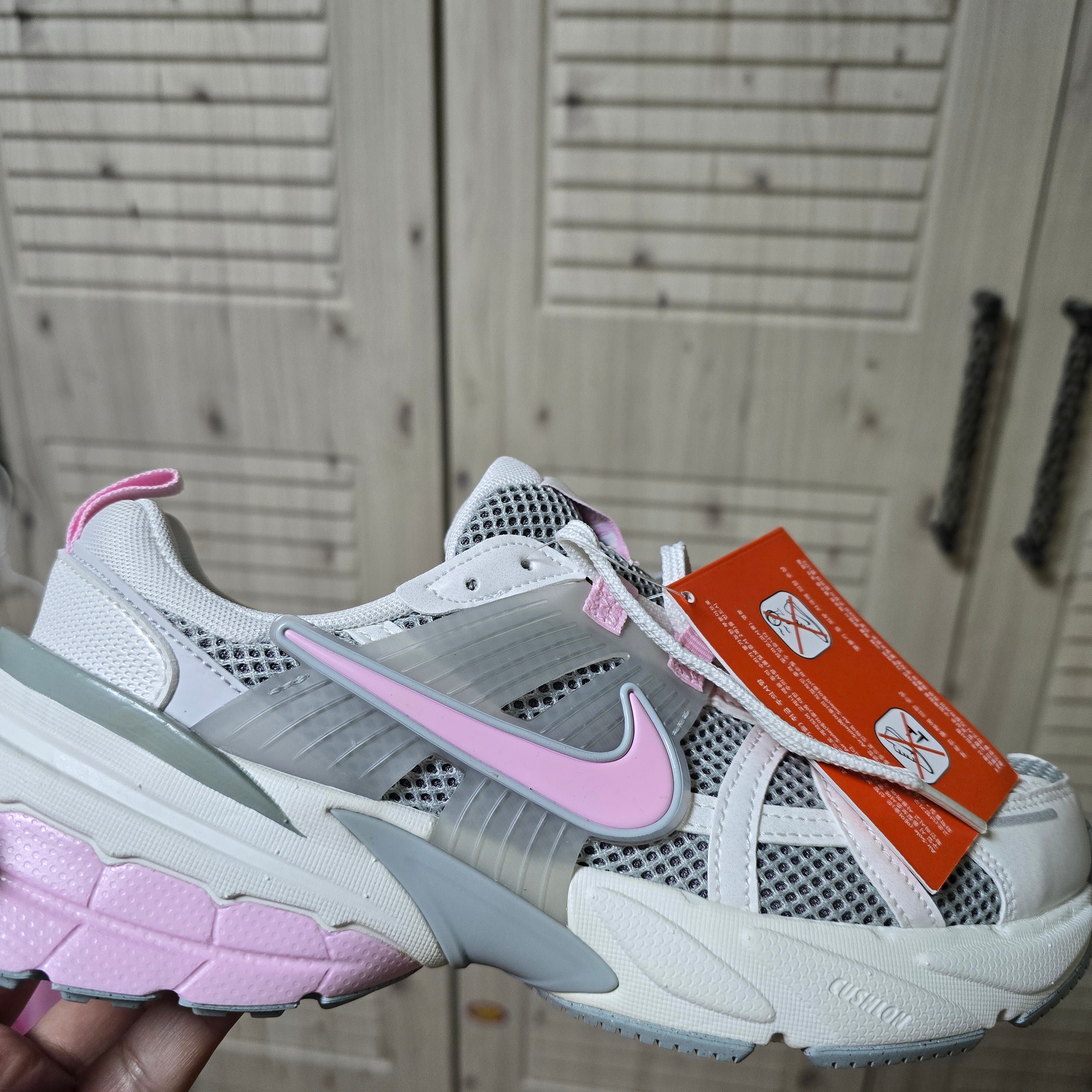 (W) Nike V2K Run Light Pumice Photon Dust 착용 스타일 - 2