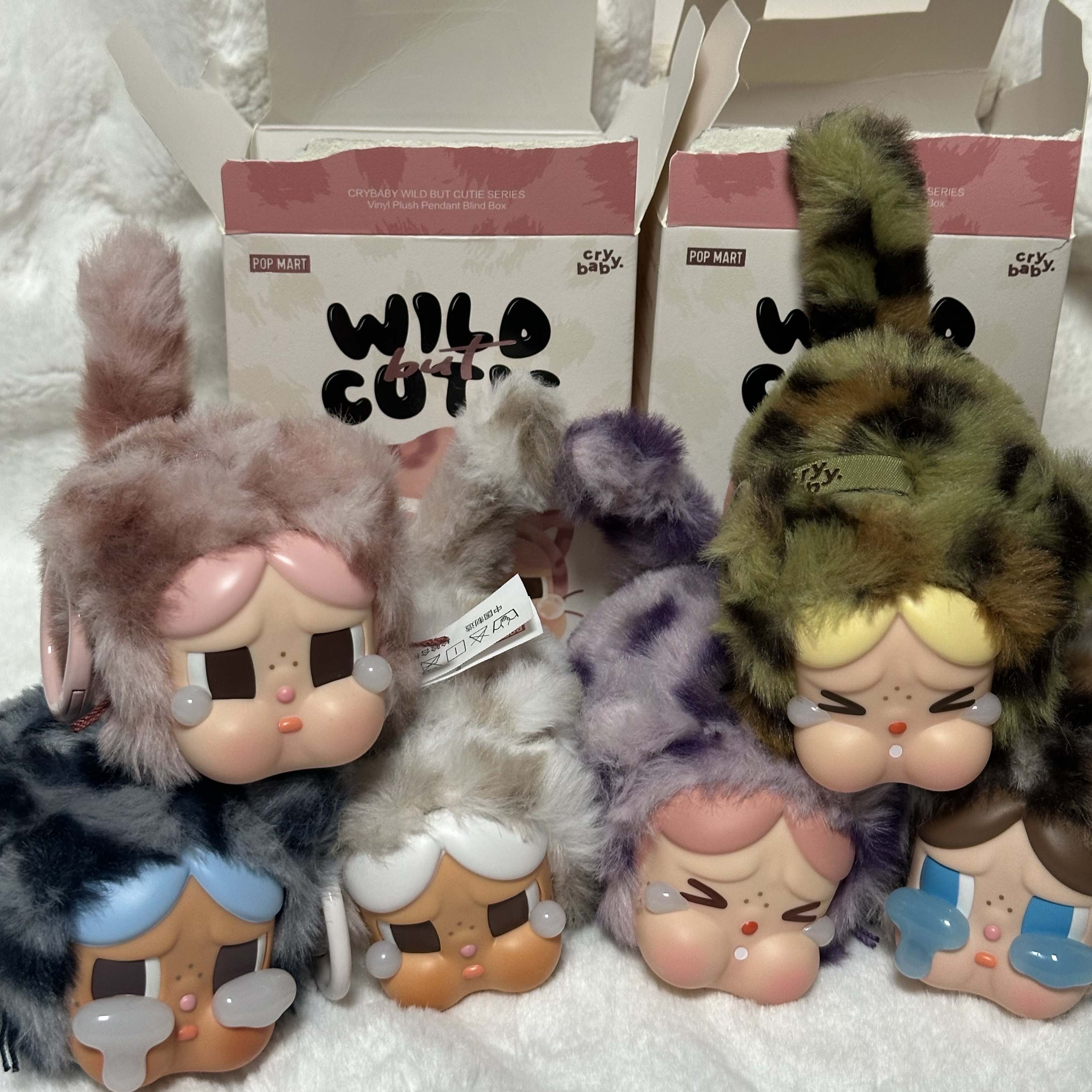 Pop Mart Crybaby Wild But Cutie Series Vinyl Plush Pendant (6 Blind Boxes) 착용 스타일