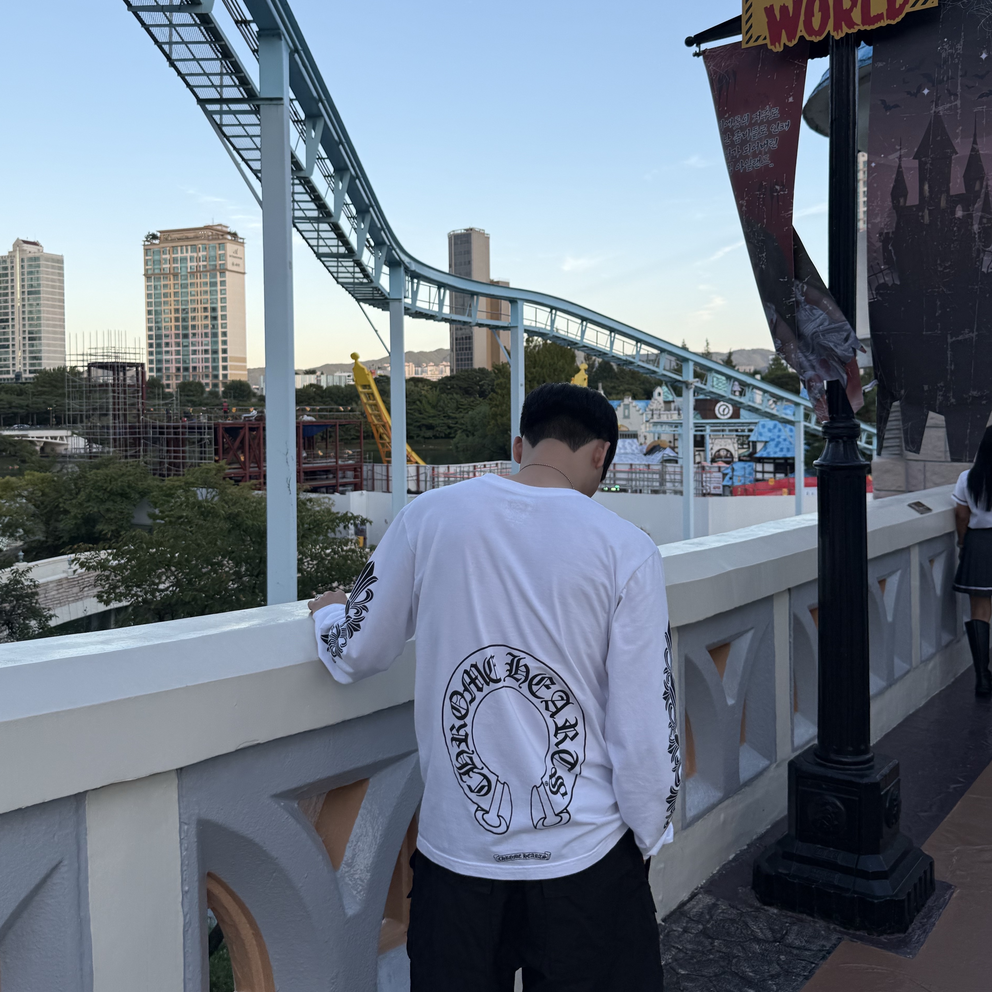 Chrome Hearts Classic Horseshoe Logo Long Sleeve T-Shirt White, Polyteru Front Cargo 1/2 Pants Black 착용 스타일 - 2