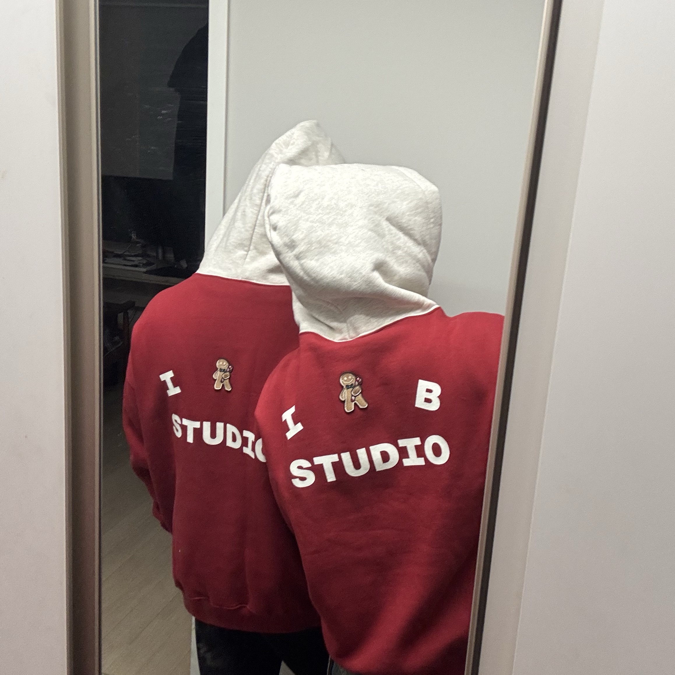 IAB Studio 24 Christmas Hoodie Burgundy Oatmeal 착용 스타일