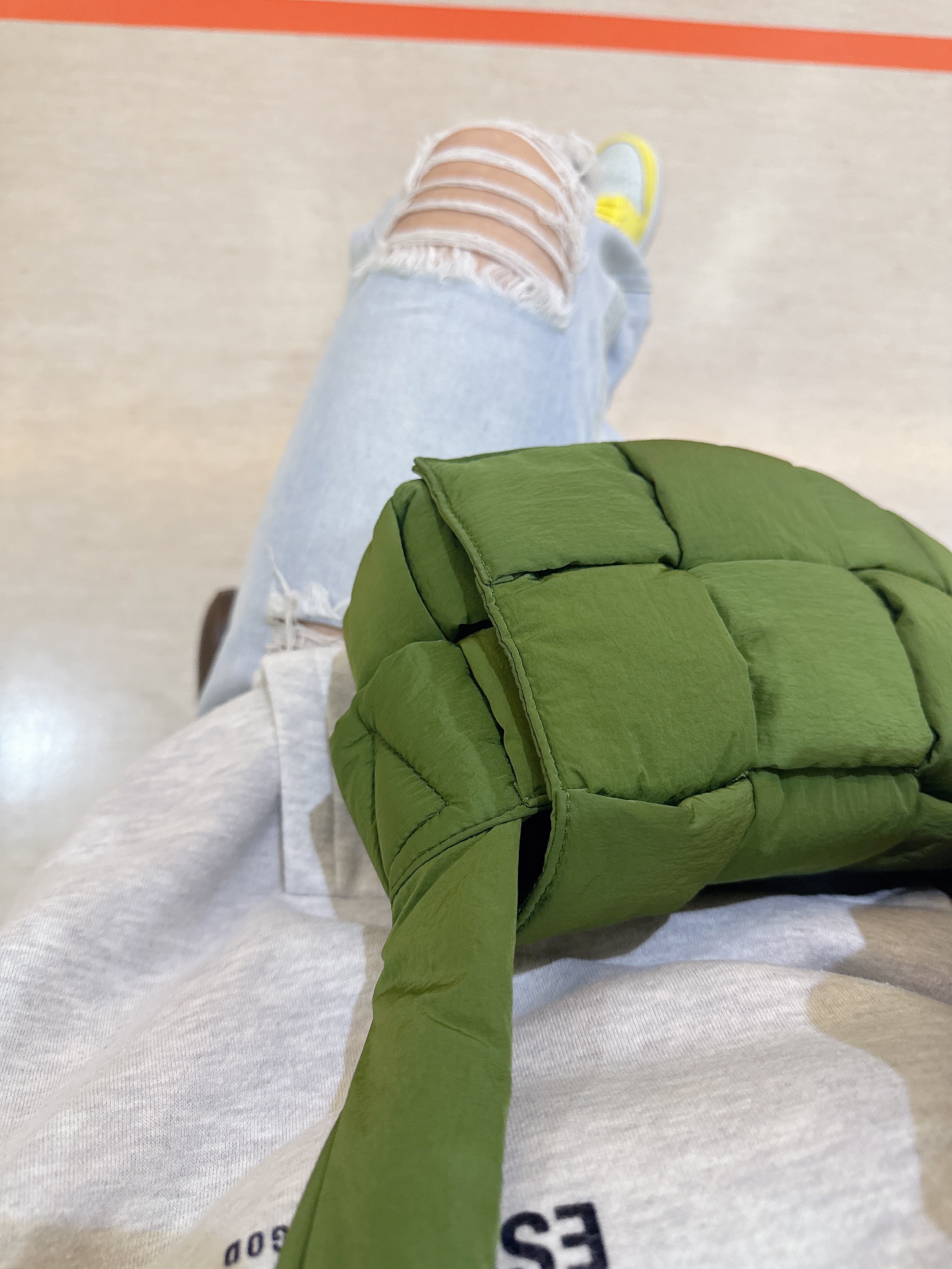 Bottega Veneta Padded Tech Cassette Avocado, Essentials The Core Collection Hoodie Light Oatmeal 착용 스타일