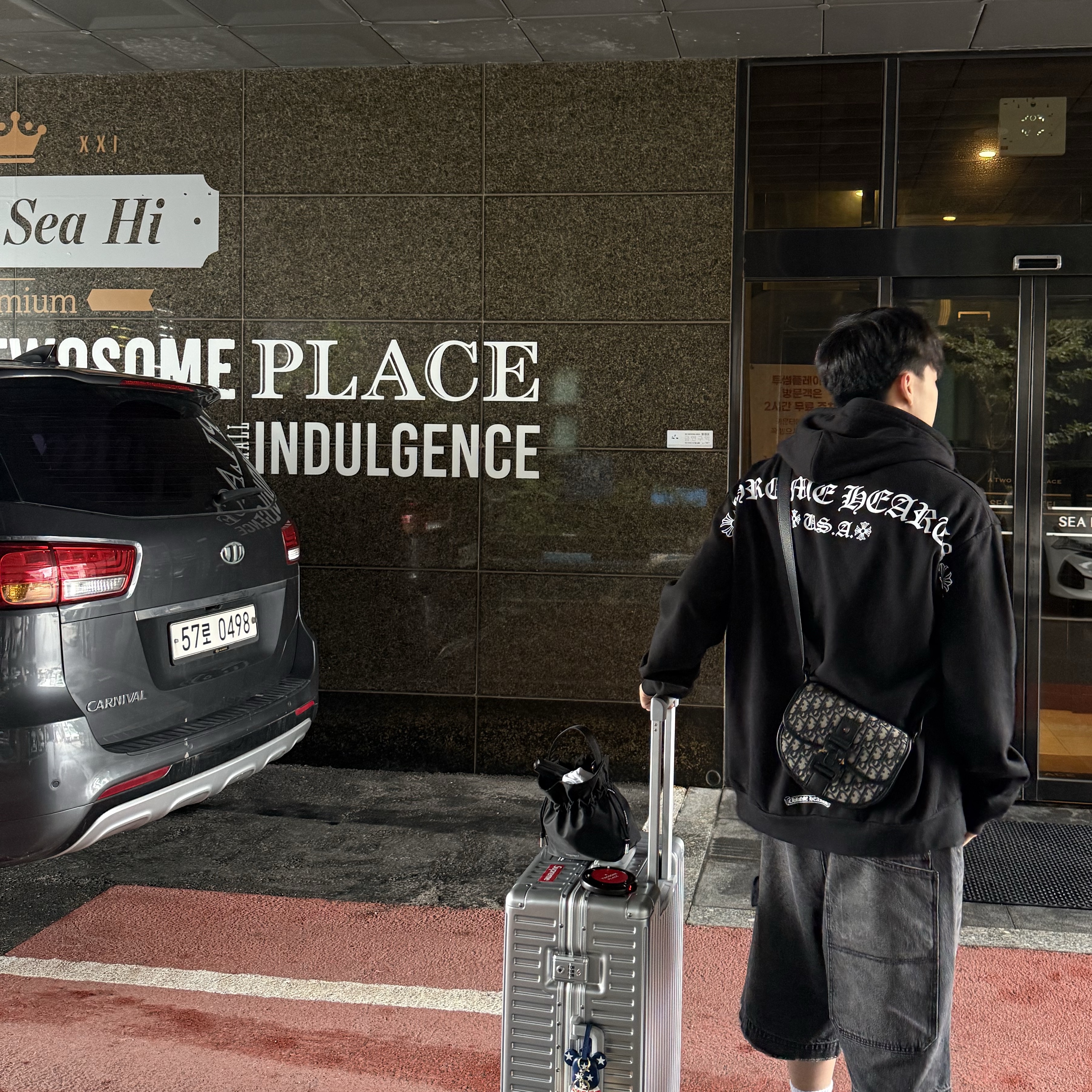 Chrome Hearts USA Script Logo Fleece Zip-Up Hoodie Black, ETCE Denim Bermuda Shorts Black 착용 스타일 - 2
