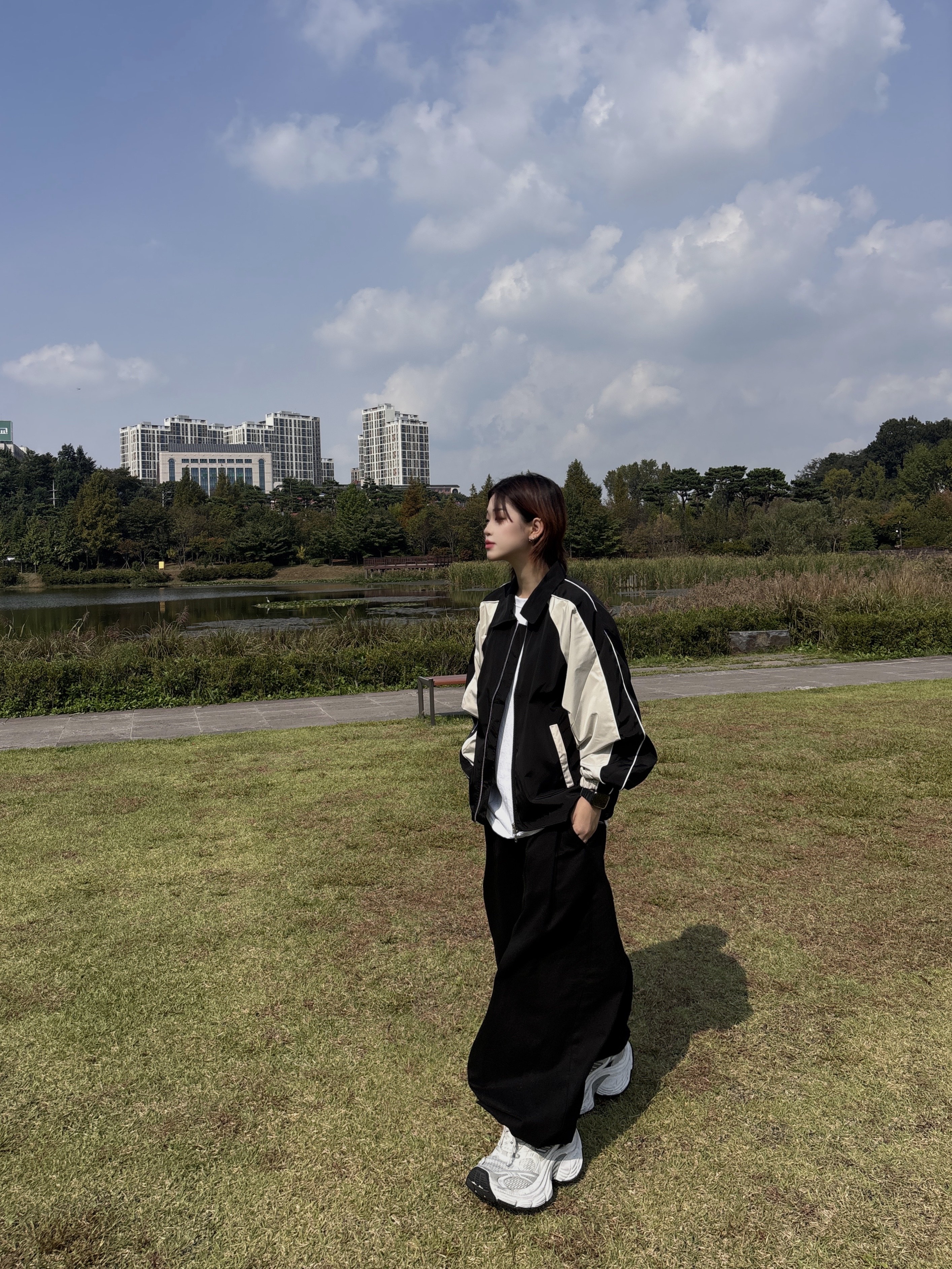 SLOW RECORD HOUSE Piping Line Windbreaker Black & Beige 착용 스타일 - 3