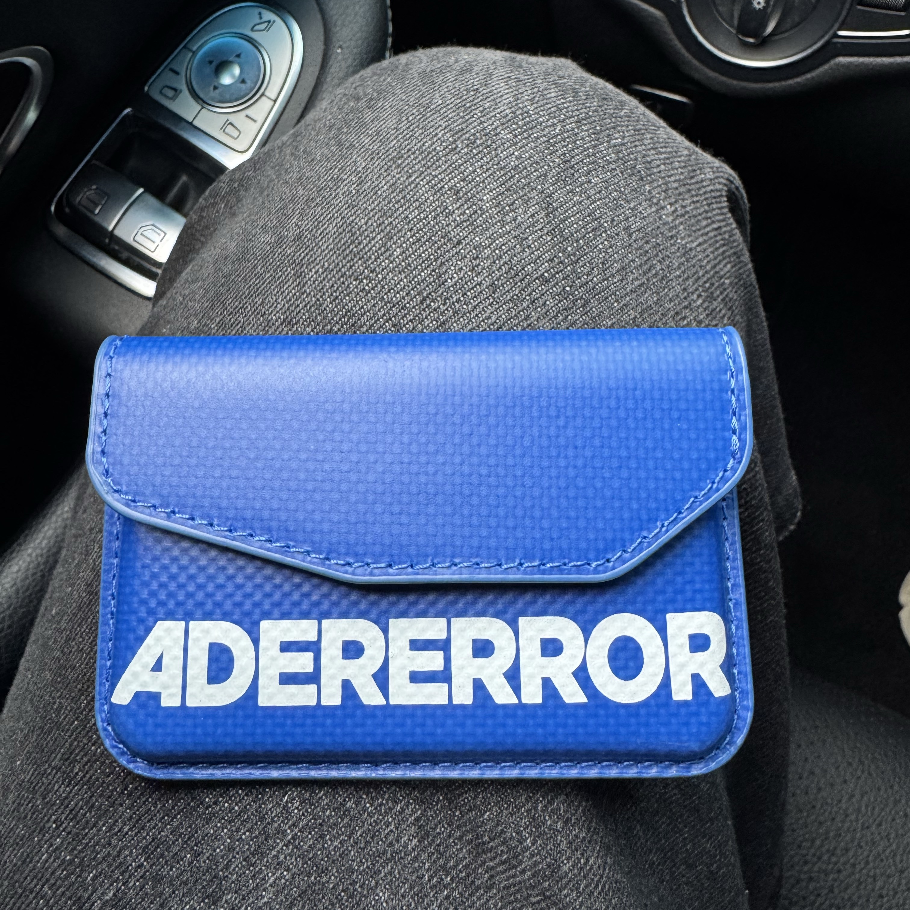 Ader Error Standic Magsafe Wallet Z-Blue 착용 스타일 - 1