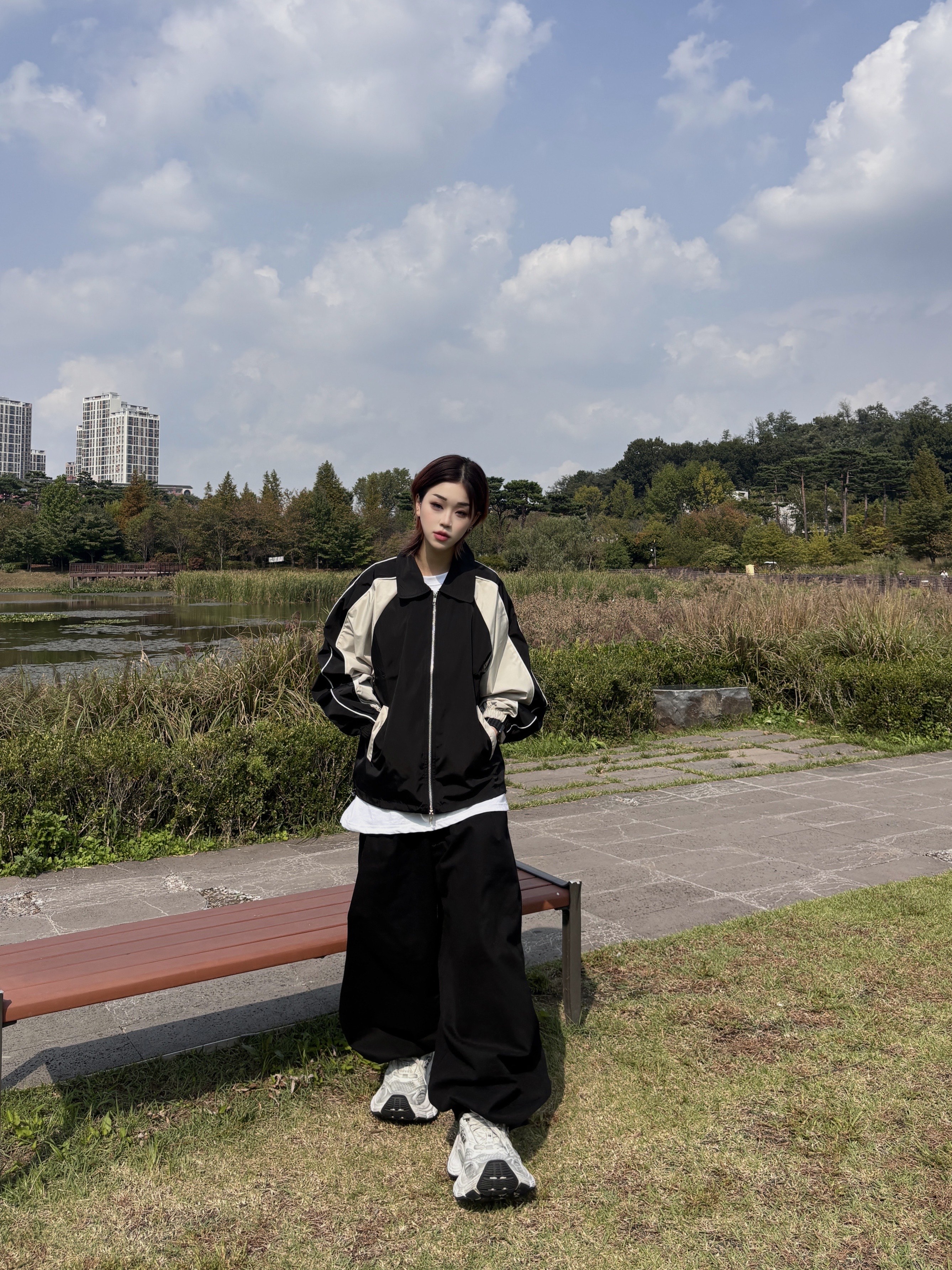 SLOW RECORD HOUSE Piping Line Windbreaker Black & Beige 착용 스타일 - 1