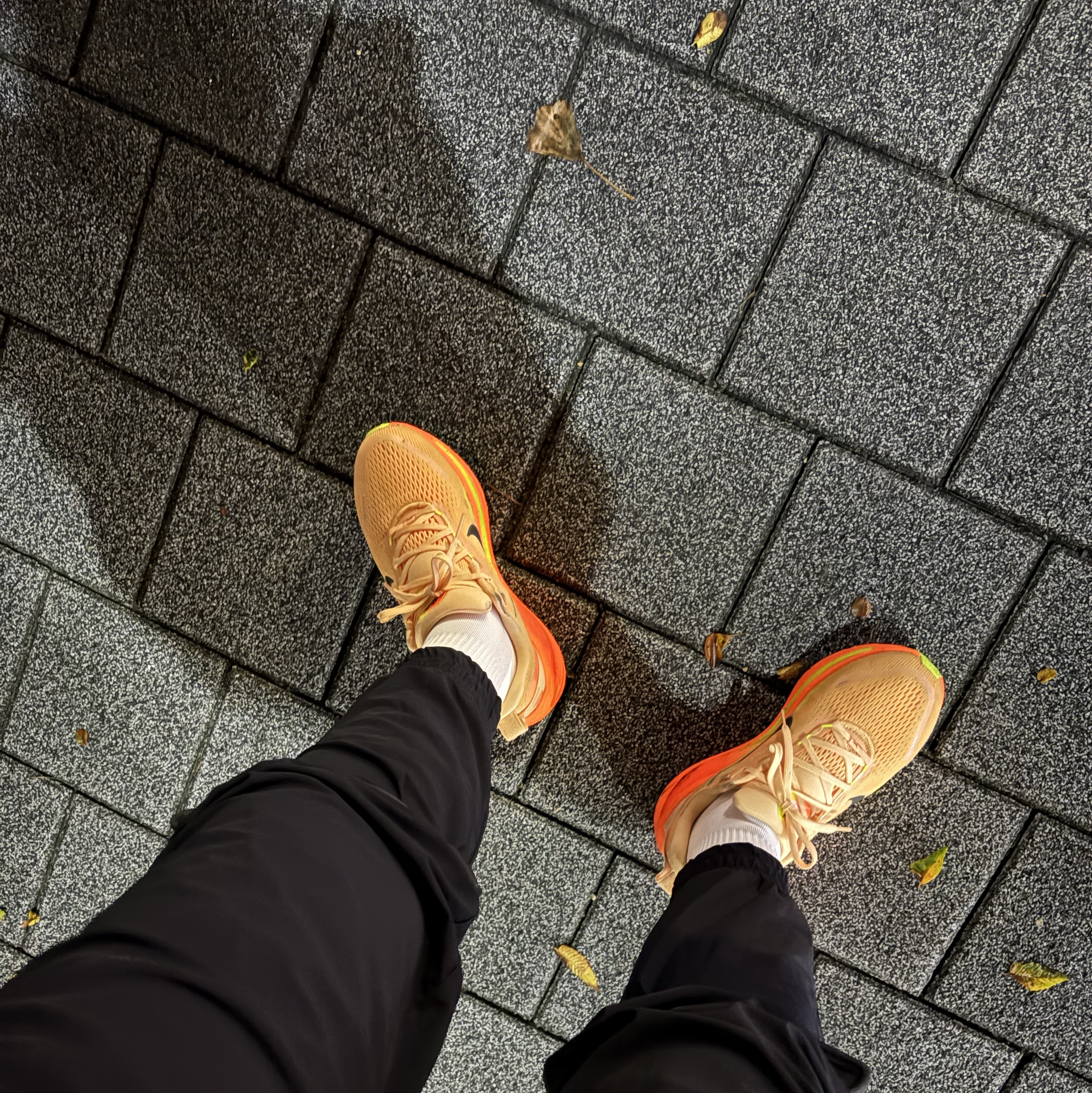 Nike Vomero 18 Orange Chalk Total Orange 착용 스타일