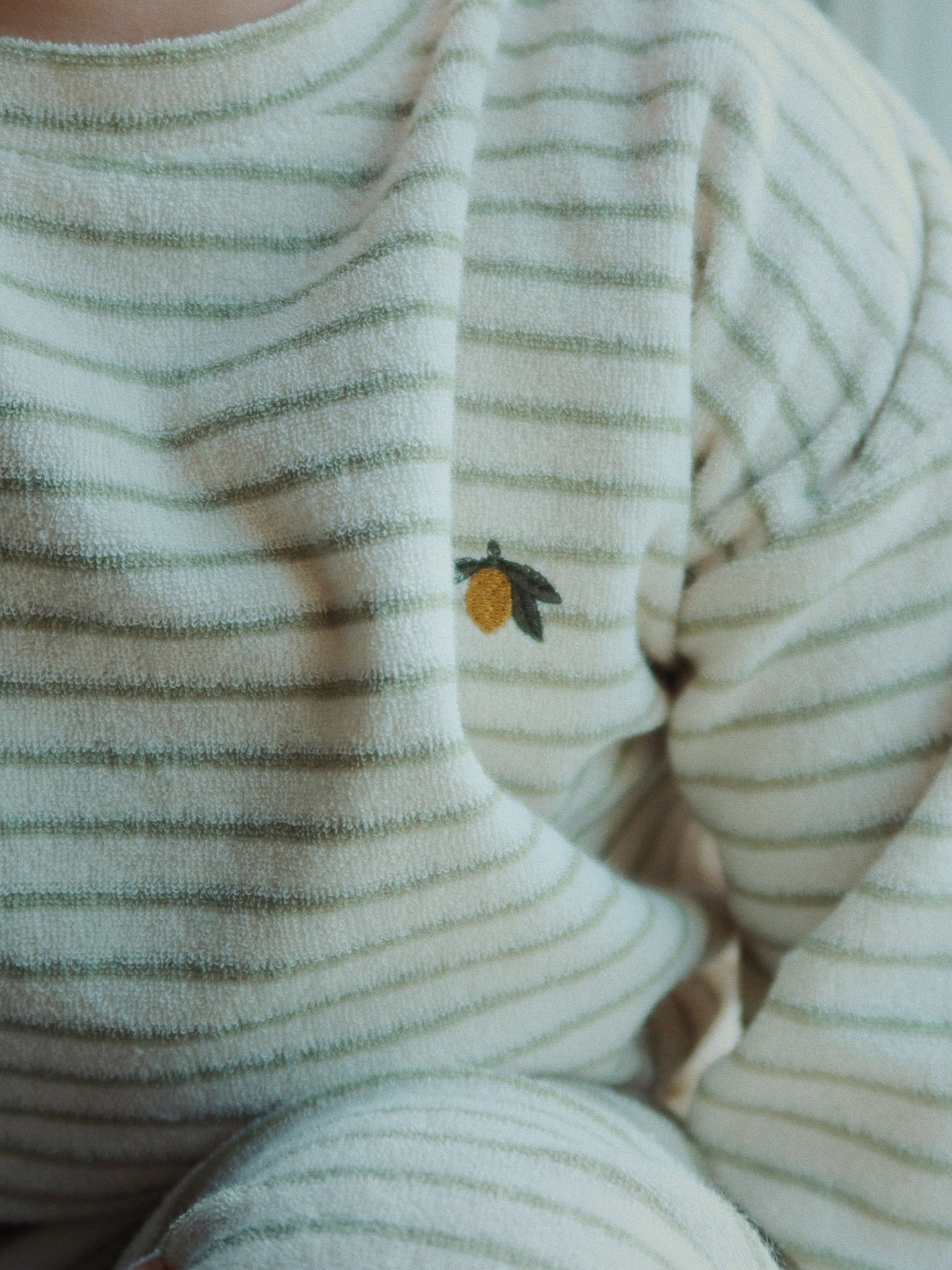 Konges Sløjd Itty Sweat Shirt Gots Tea Stripe, Konges Sløjd Itty Sweat Pants Gots Tea Stripe 착용 스타일 - 1
