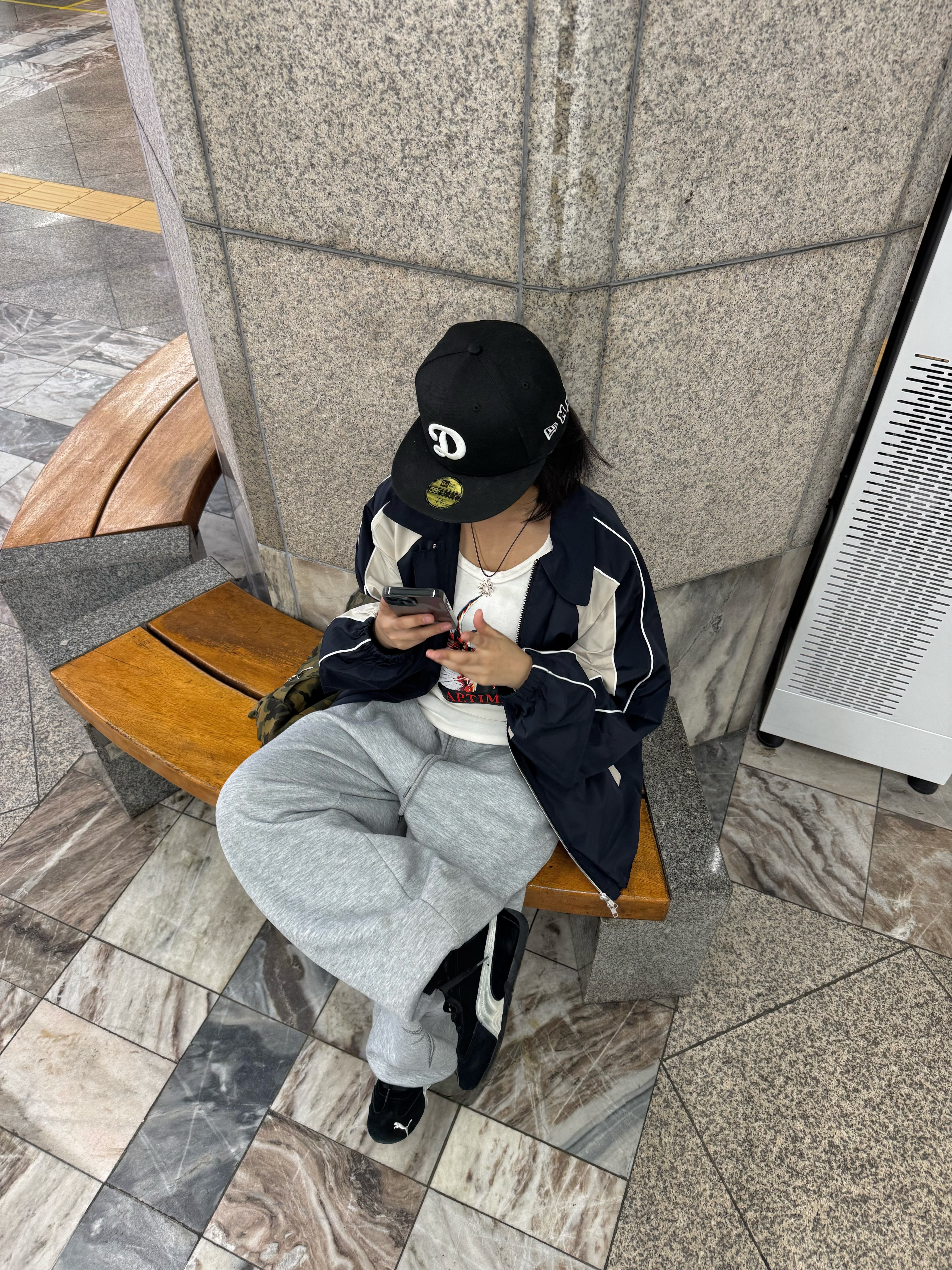 SLOW RECORD HOUSE Piping Line Windbreaker Navy 착용 스타일 - 4