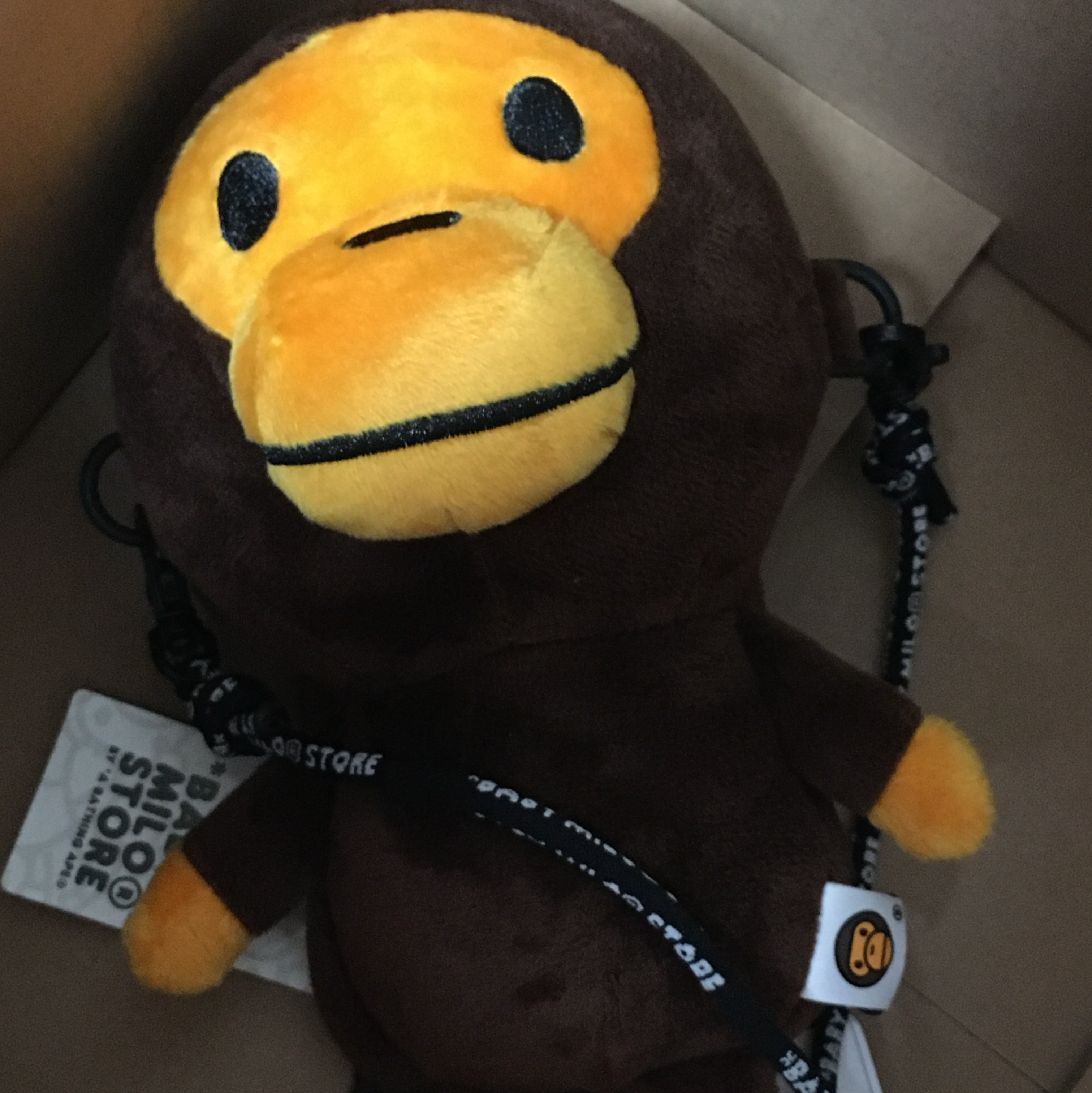 BAPE Baby Milo Mobile Bag Brown 착용 스타일 - 1