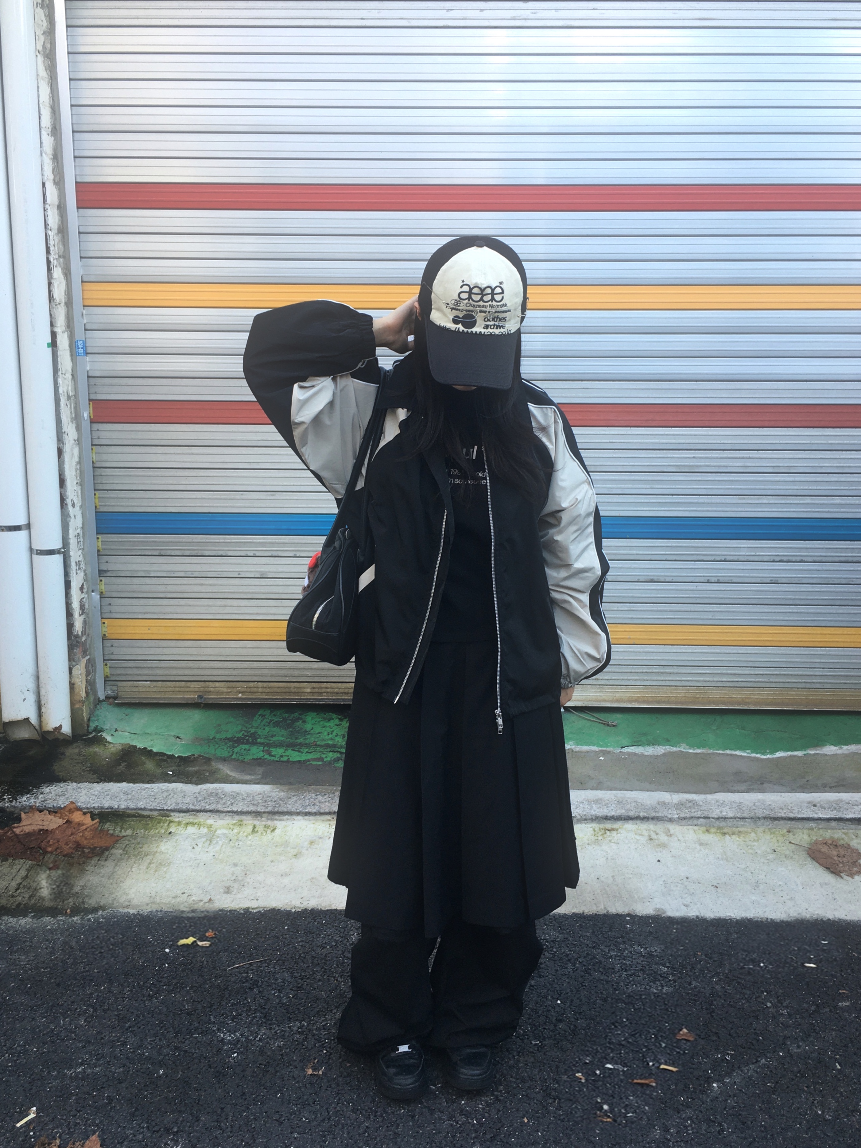 SLOW RECORD HOUSE Piping Line Windbreaker Black & Beige 착용 스타일 - 3