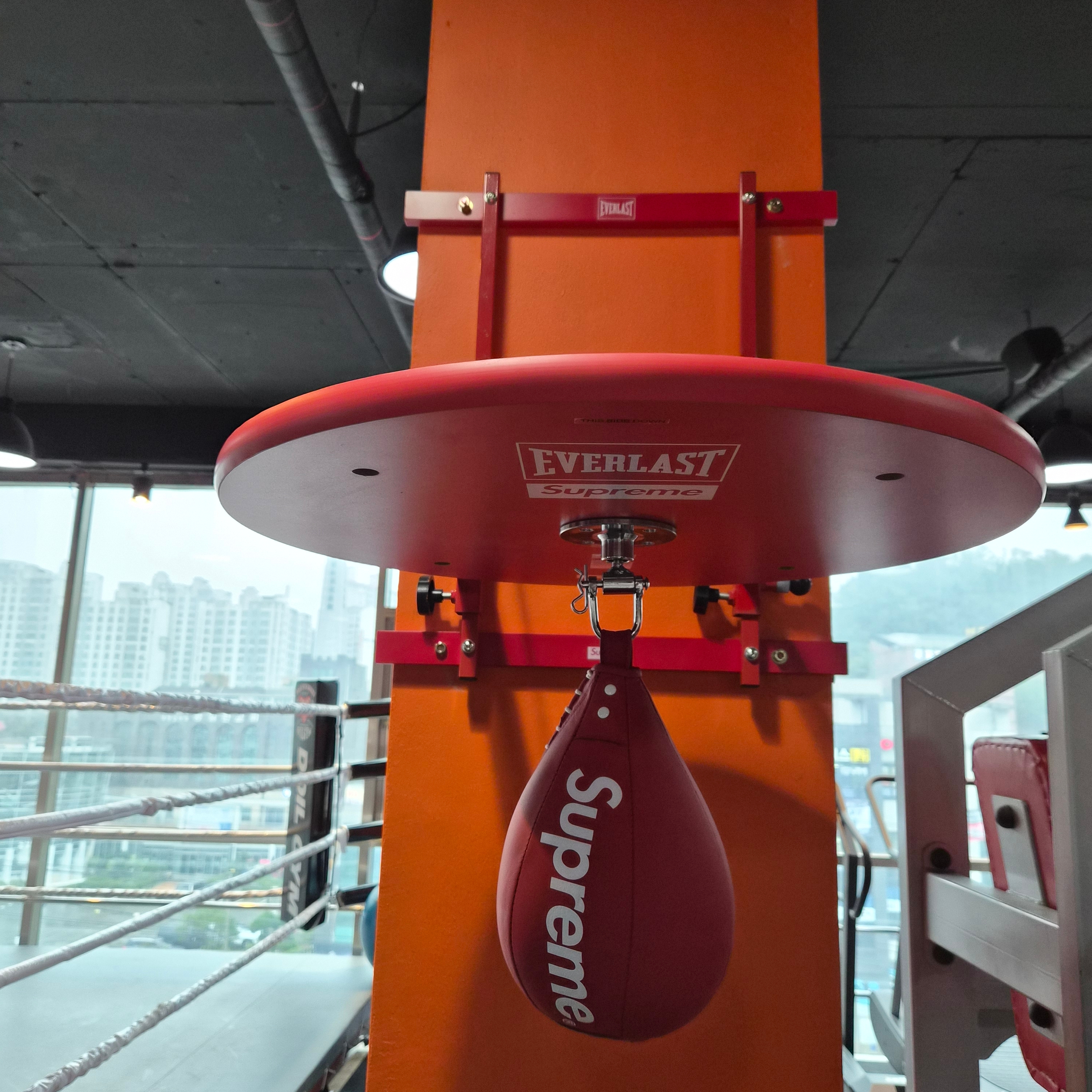 Supreme x Everlast Speed Bag + Platform Red - 25SS 착용 스타일