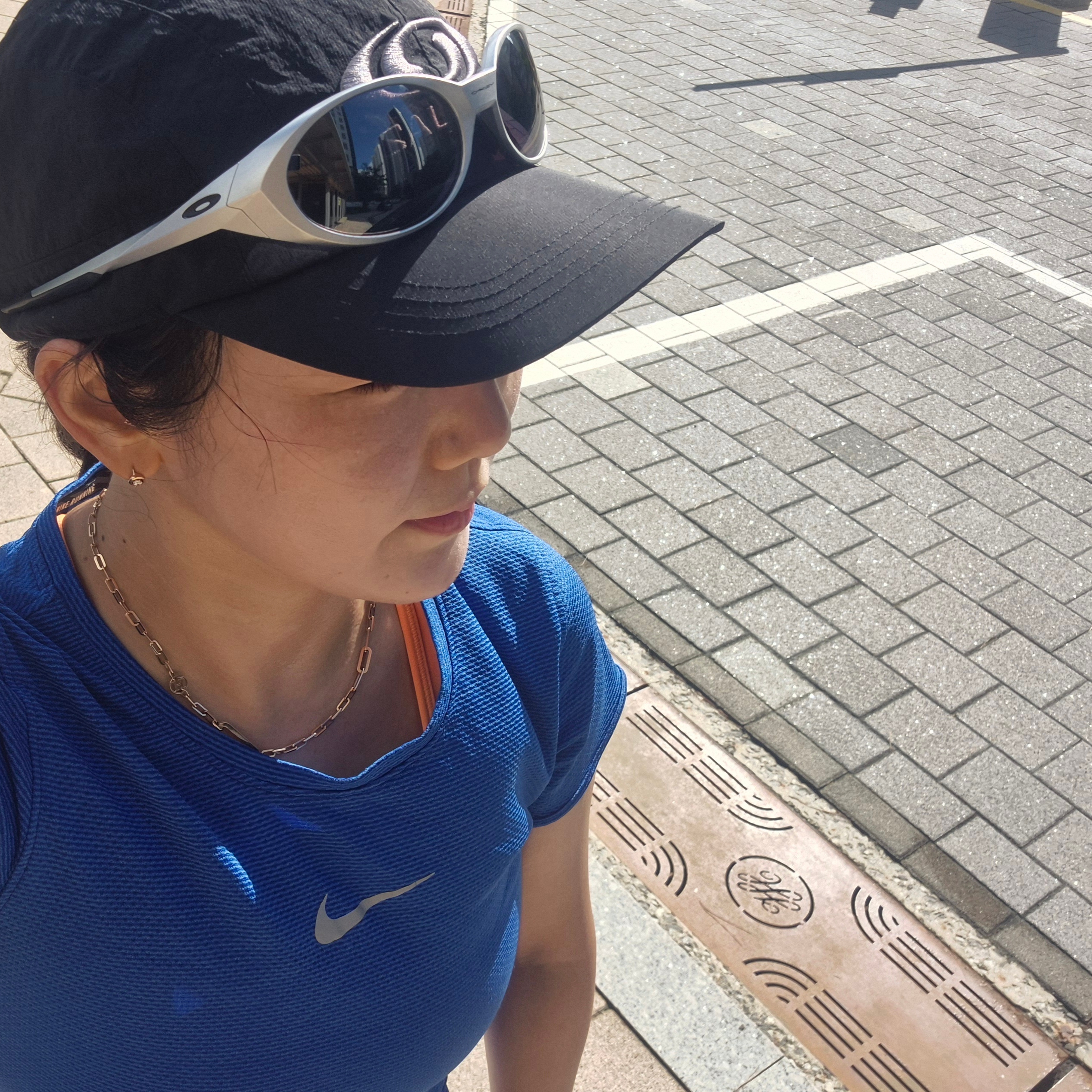 Oakley Eye Jacket Redux Matte Black Frame Prizm Grey Lenses High Bridge Fit, Salomon Link Camp Cap Black 착용 스타일 - 2