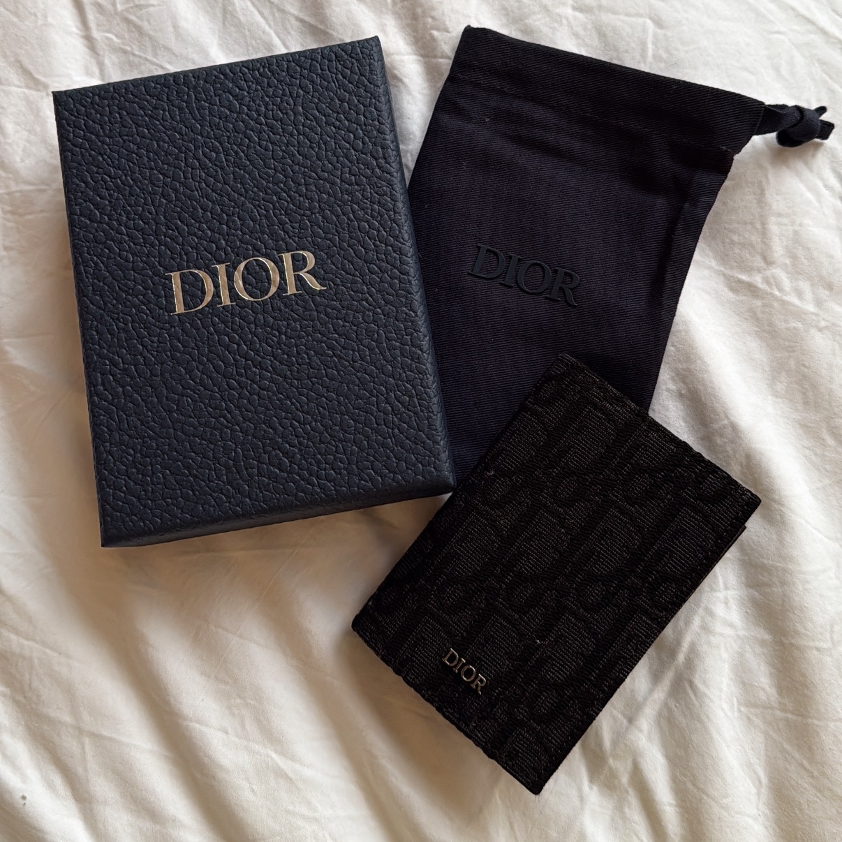 Dior Bi-Fold Card Holder Black Dior Oblique Jacquard 착용 스타일