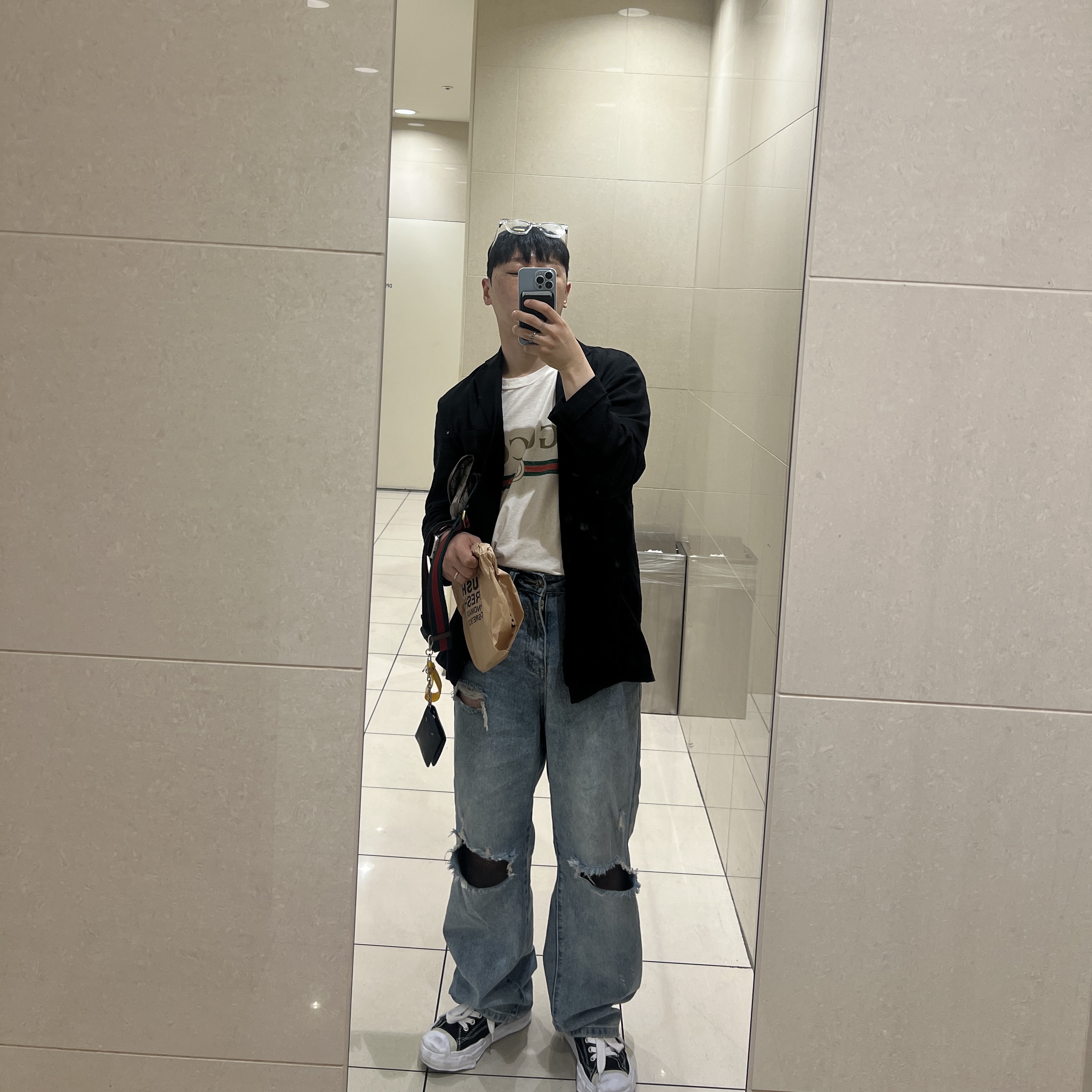 Maison Mihara Yasuhiro Hank OG Sole Canvas Low-top Sneakers Black, Gucci Logo Oversize Washed T-Shirt White 착용 스타일