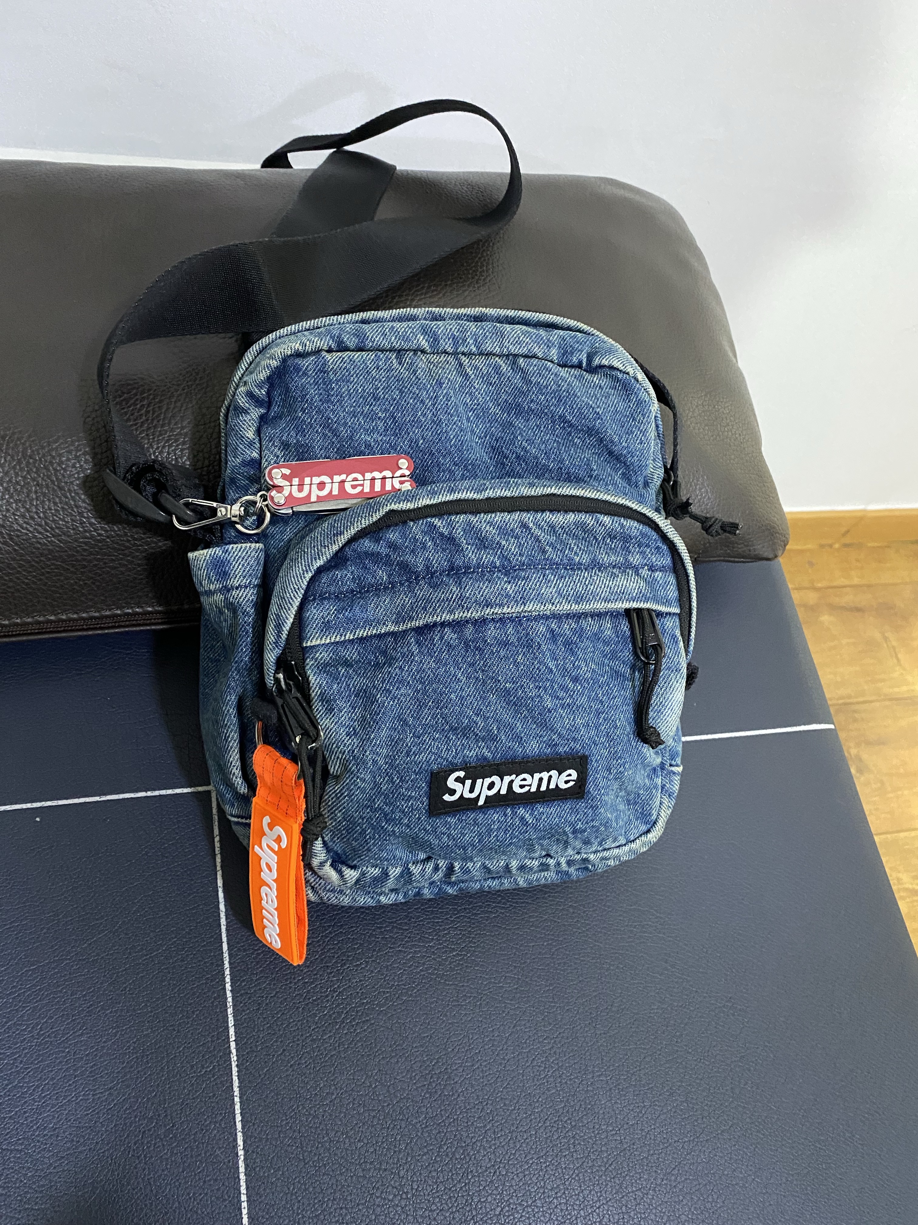 Supreme Denim Shoulder Bag Washed Indigo - 25FW 착용 스타일