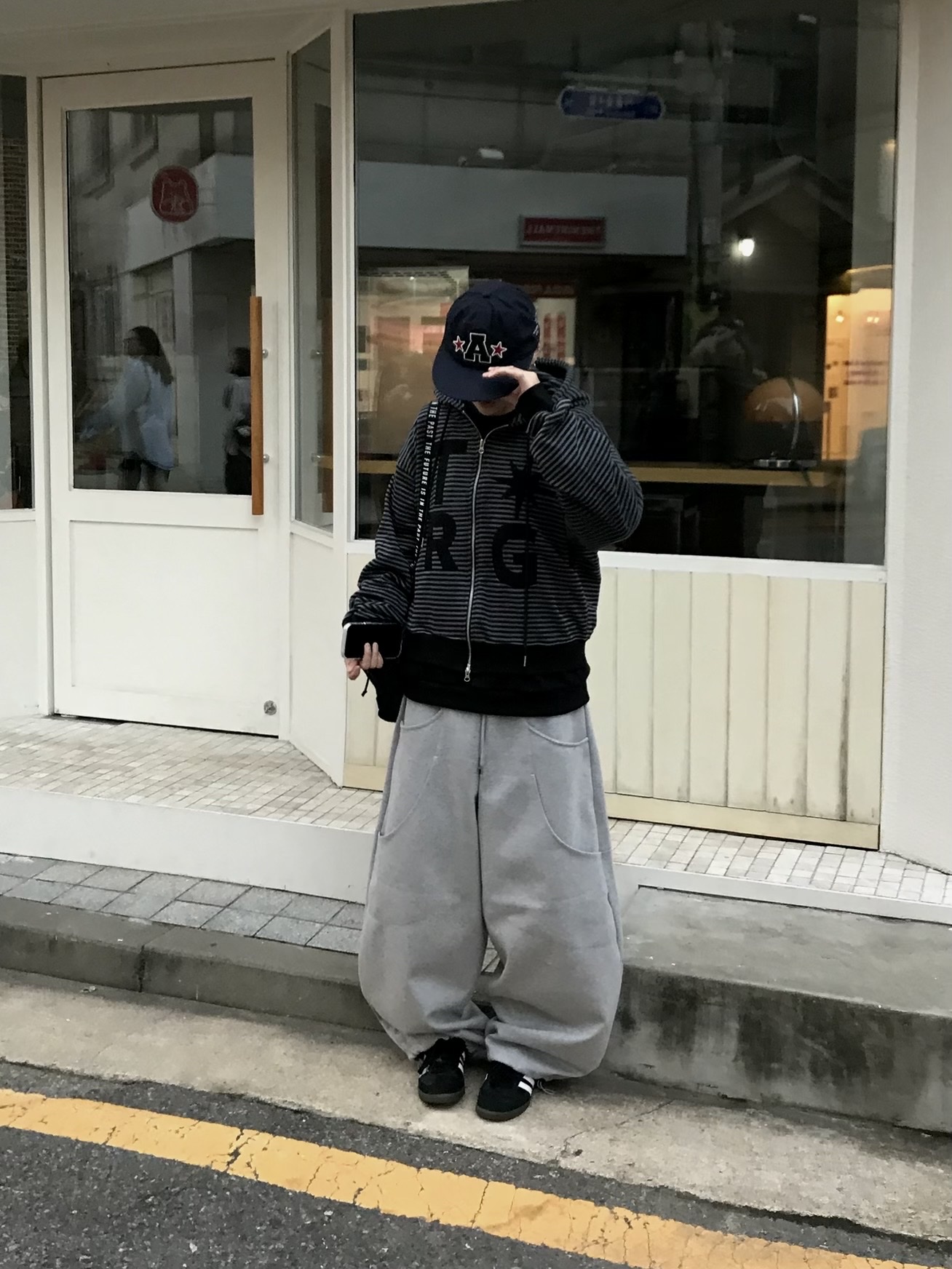 AEAE Washed Capital Logo Cap Navy, Adidas Samba OG Black White Gum 착용 스타일 - 3
