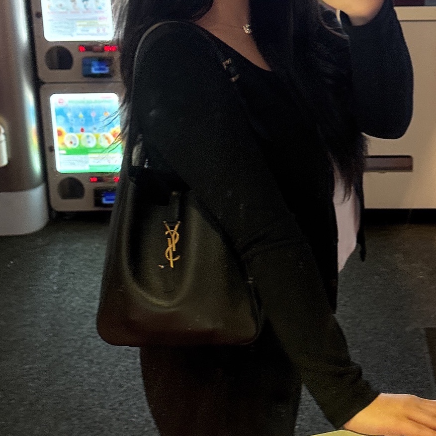 Saint Laurent Small Le 5 A 7 Supple Shoulder Bag Black 착용 스타일