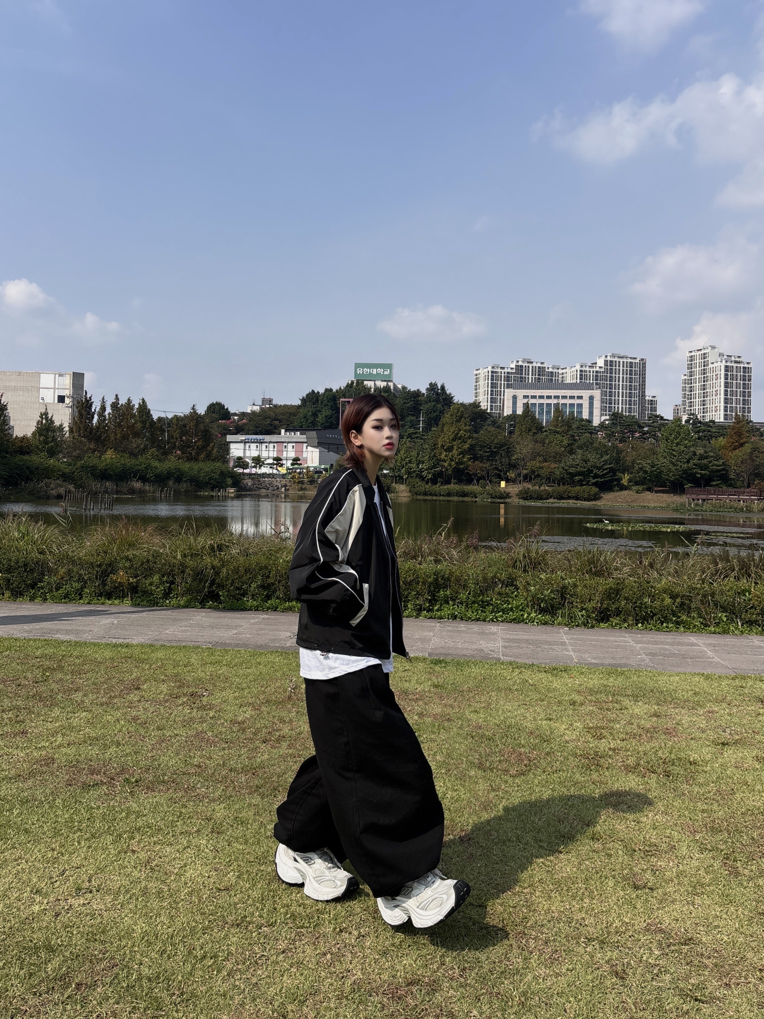 SLOW RECORD HOUSE Piping Line Windbreaker Black & Beige 착용 스타일 - 2