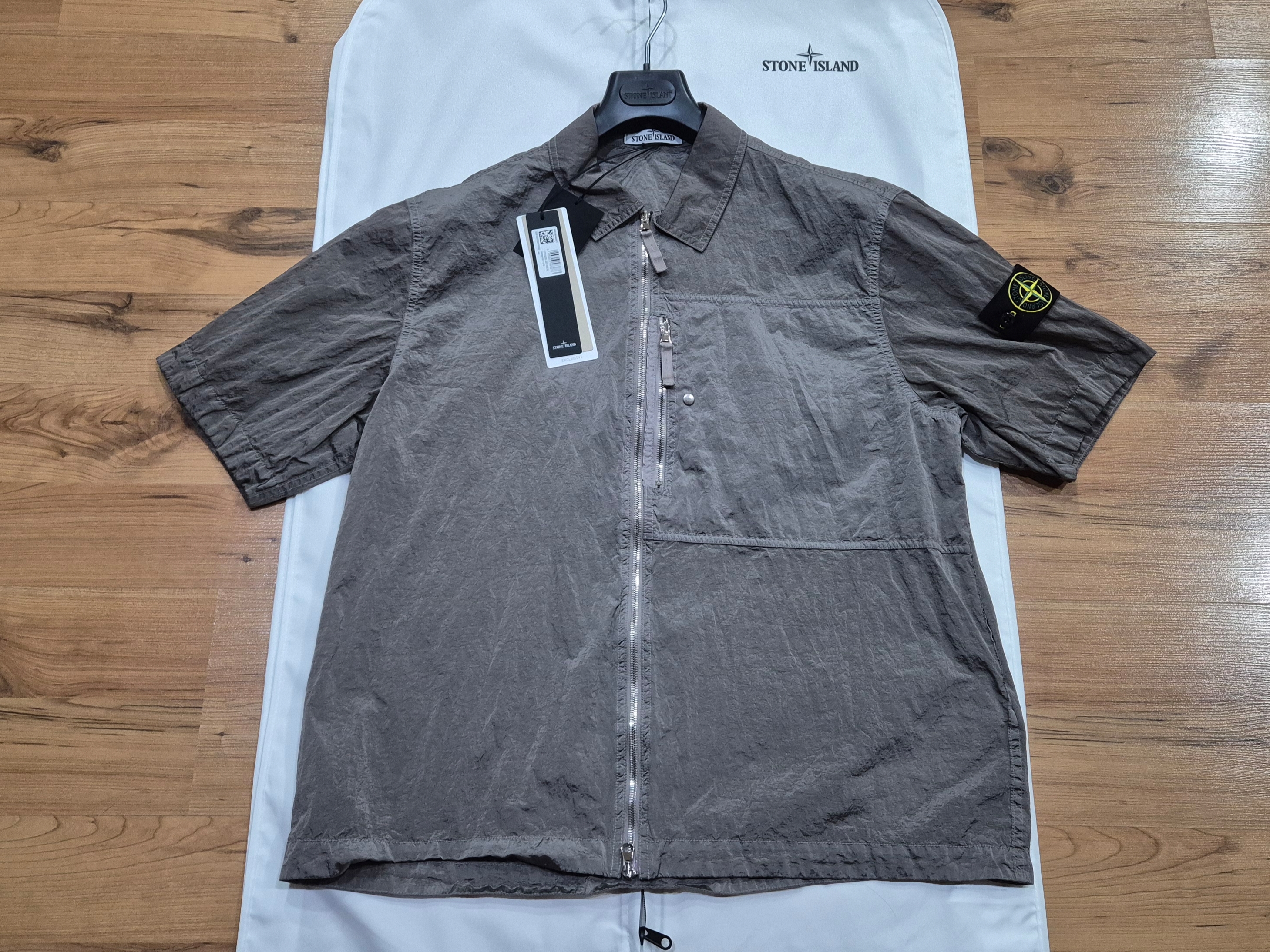 Stone Island 1200035 Nylon Metal in Econyl Regular Fit Short-Sleeve Shirt with Chest Pocket and Zip Black - 25FW 착용 스타일 - 3
