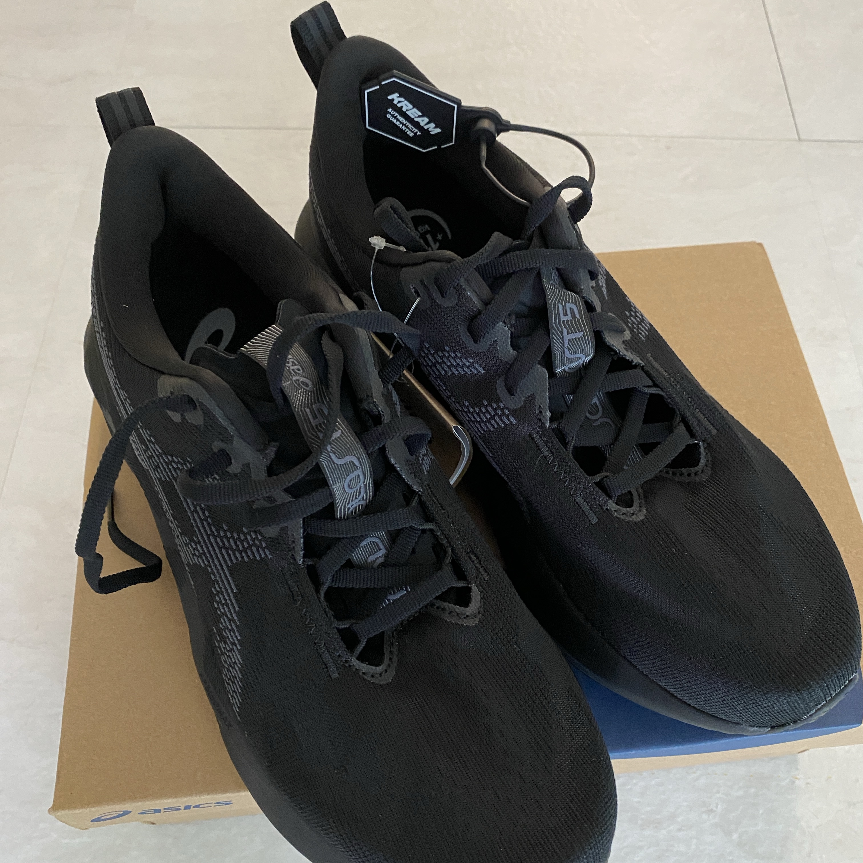 Asics Novablast 5 Black Carrier Grey - 2E Wide 착용 스타일 - 4
