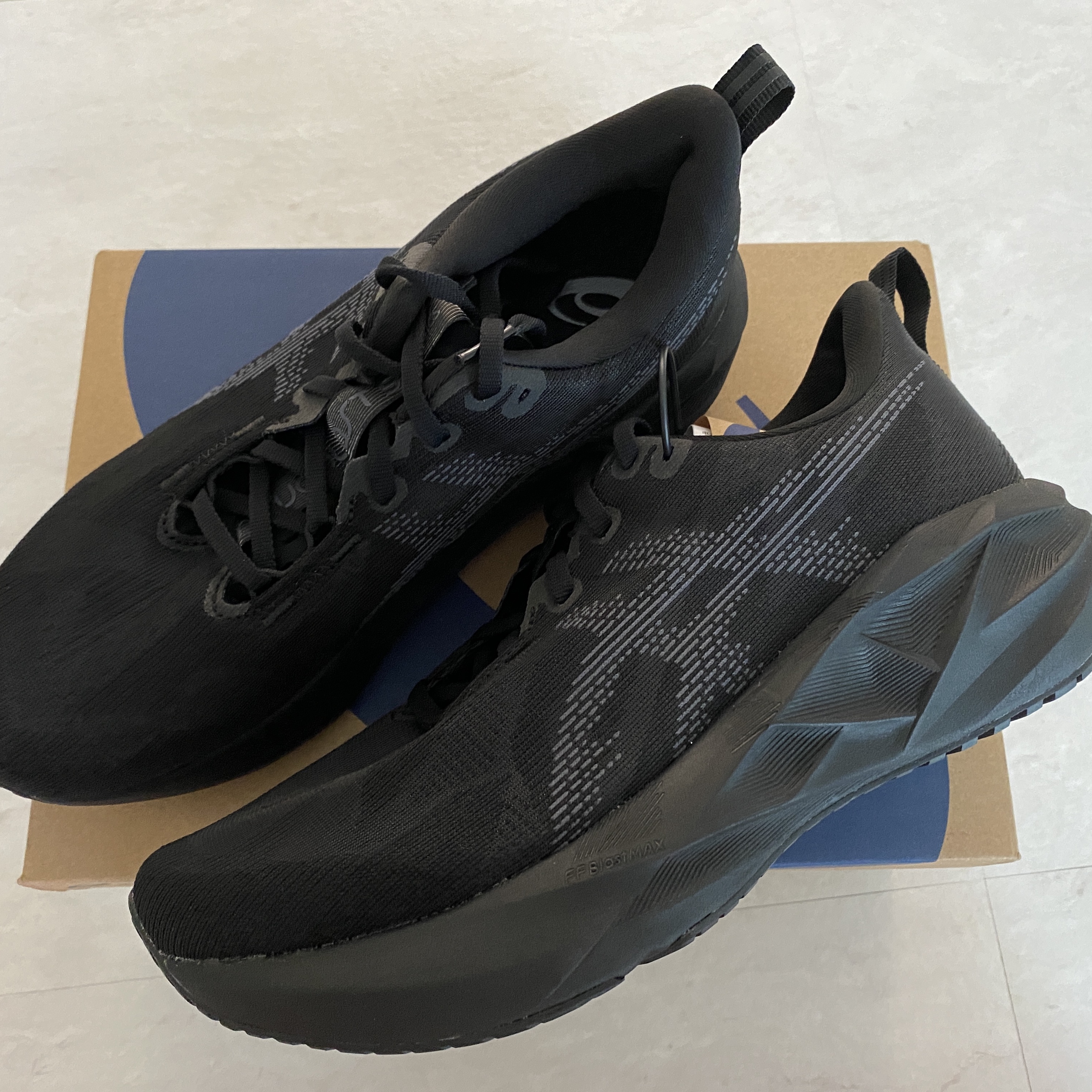 Asics Novablast 5 Black Carrier Grey - 2E Wide 착용 스타일 - 5