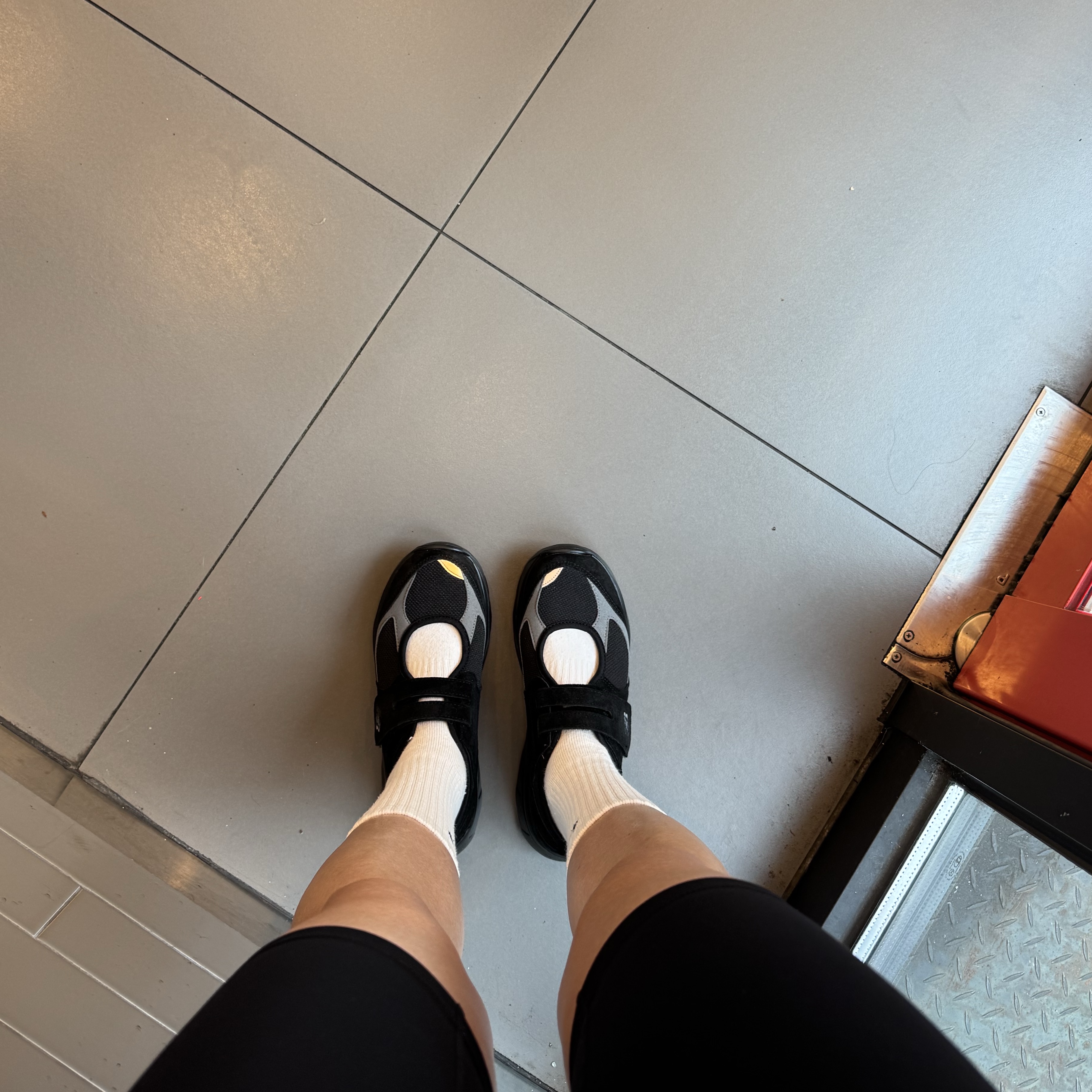 (W) New Balance Breeze SD2203 Black 착용 스타일