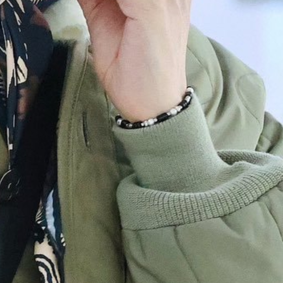 [KREAM 단독] Scudo Shell Black Pearl Beads Bracelet 착용 스타일