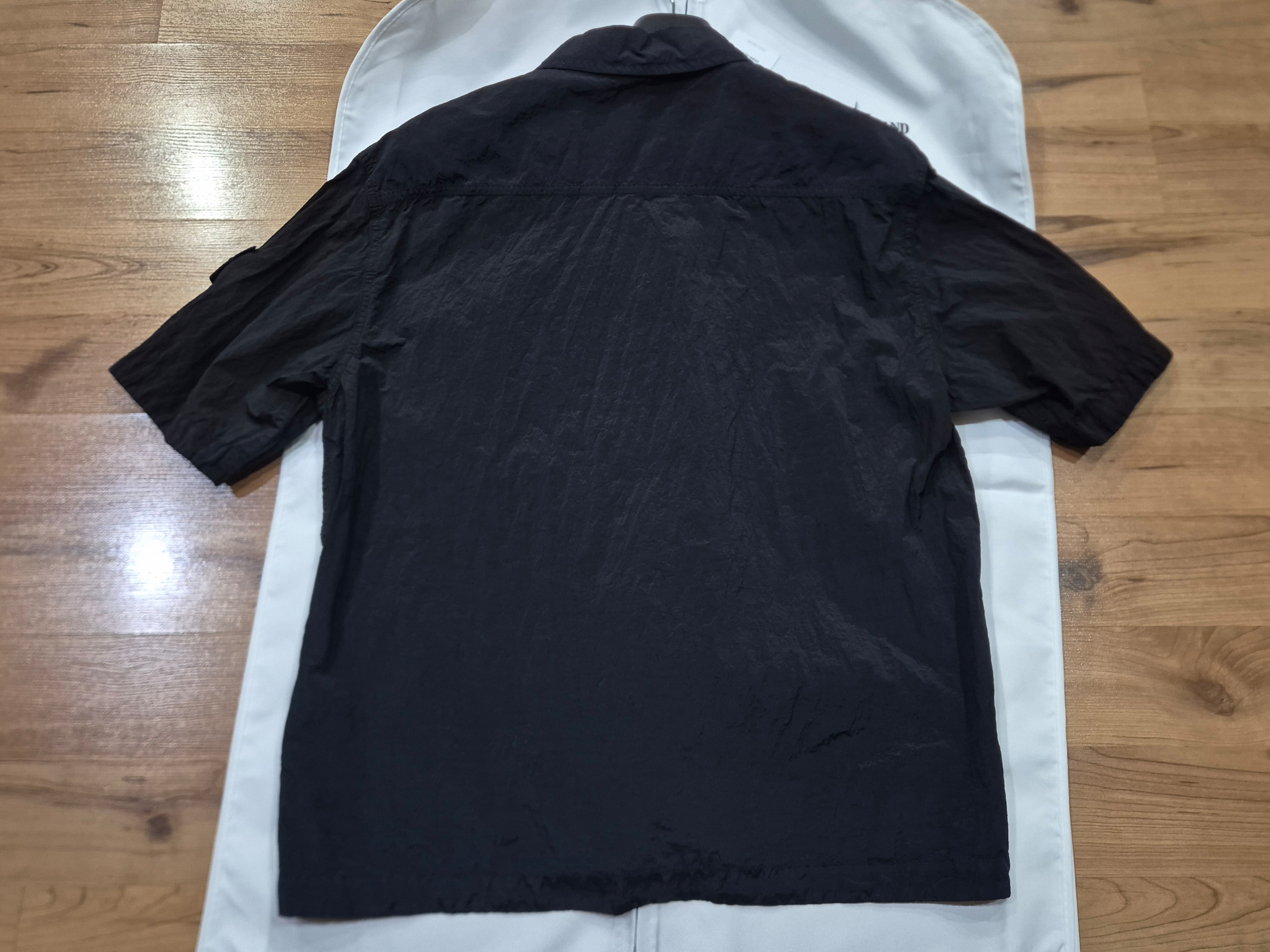 Stone Island 1200035 Nylon Metal in Econyl Regular Fit Short-Sleeve Shirt with Chest Pocket and Zip Black - 25FW 착용 스타일 - 4