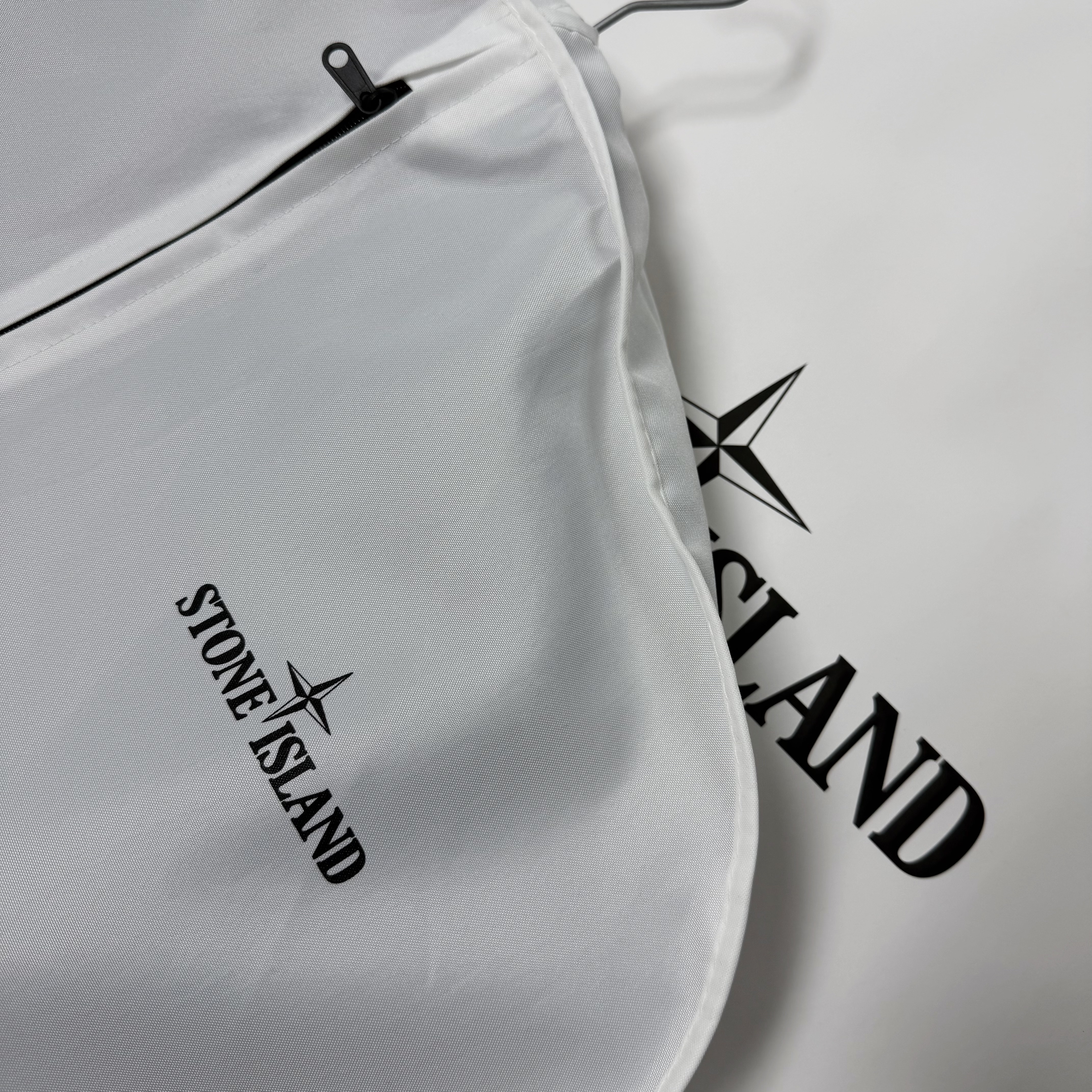 Stone Island 4100016 Mussola Gommata-TC Water-and Wind-Resistant Jacket with Light Padding Black - 25SS 착용 스타일