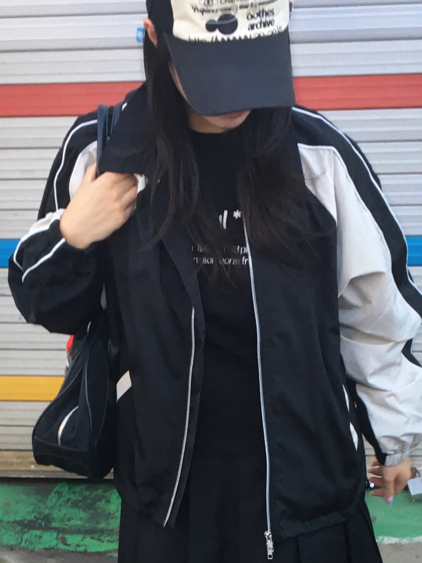 SLOW RECORD HOUSE Piping Line Windbreaker Black & Beige 착용 스타일 - 7