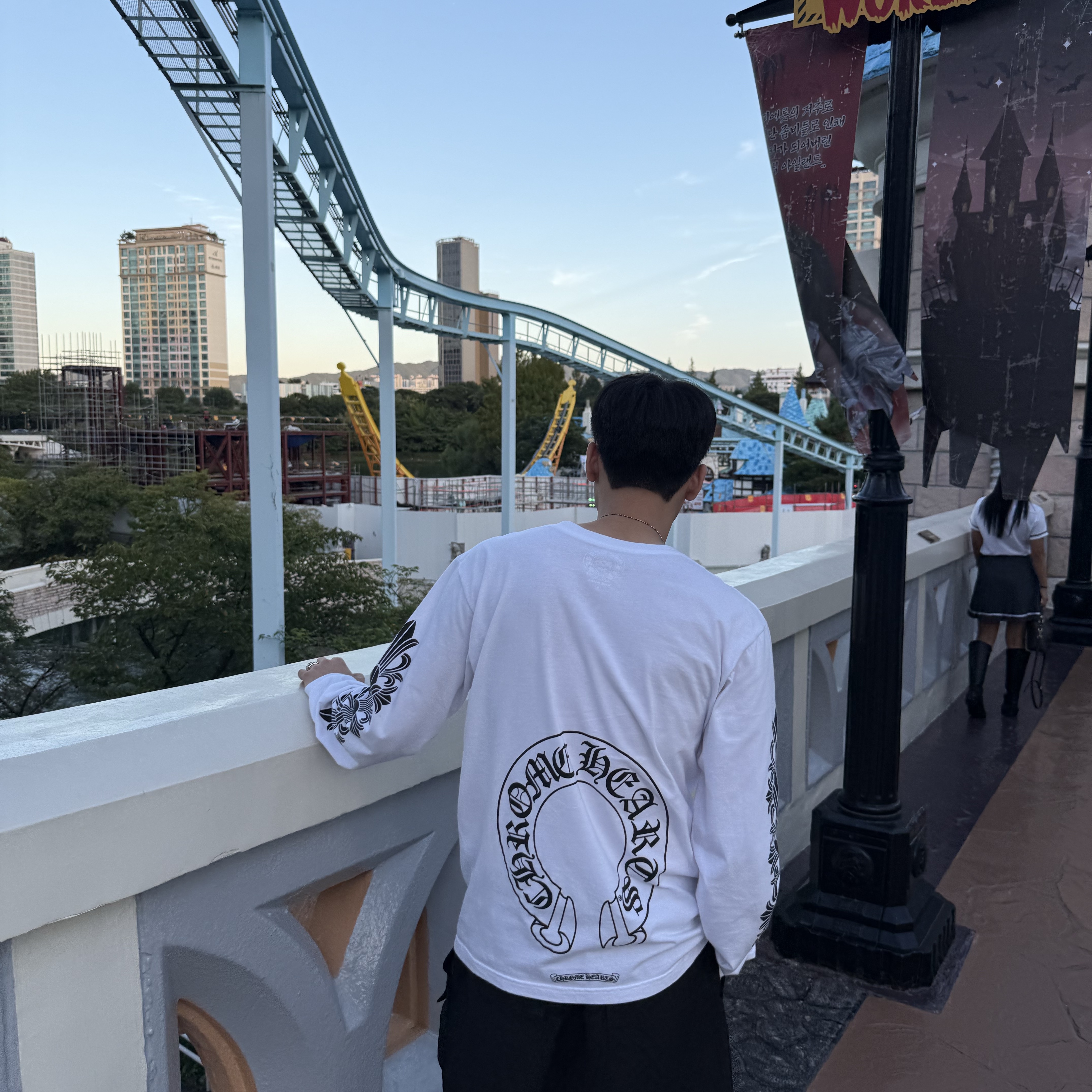 Chrome Hearts Classic Horseshoe Logo Long Sleeve T-Shirt White, Polyteru Front Cargo 1/2 Pants Black 착용 스타일 - 1