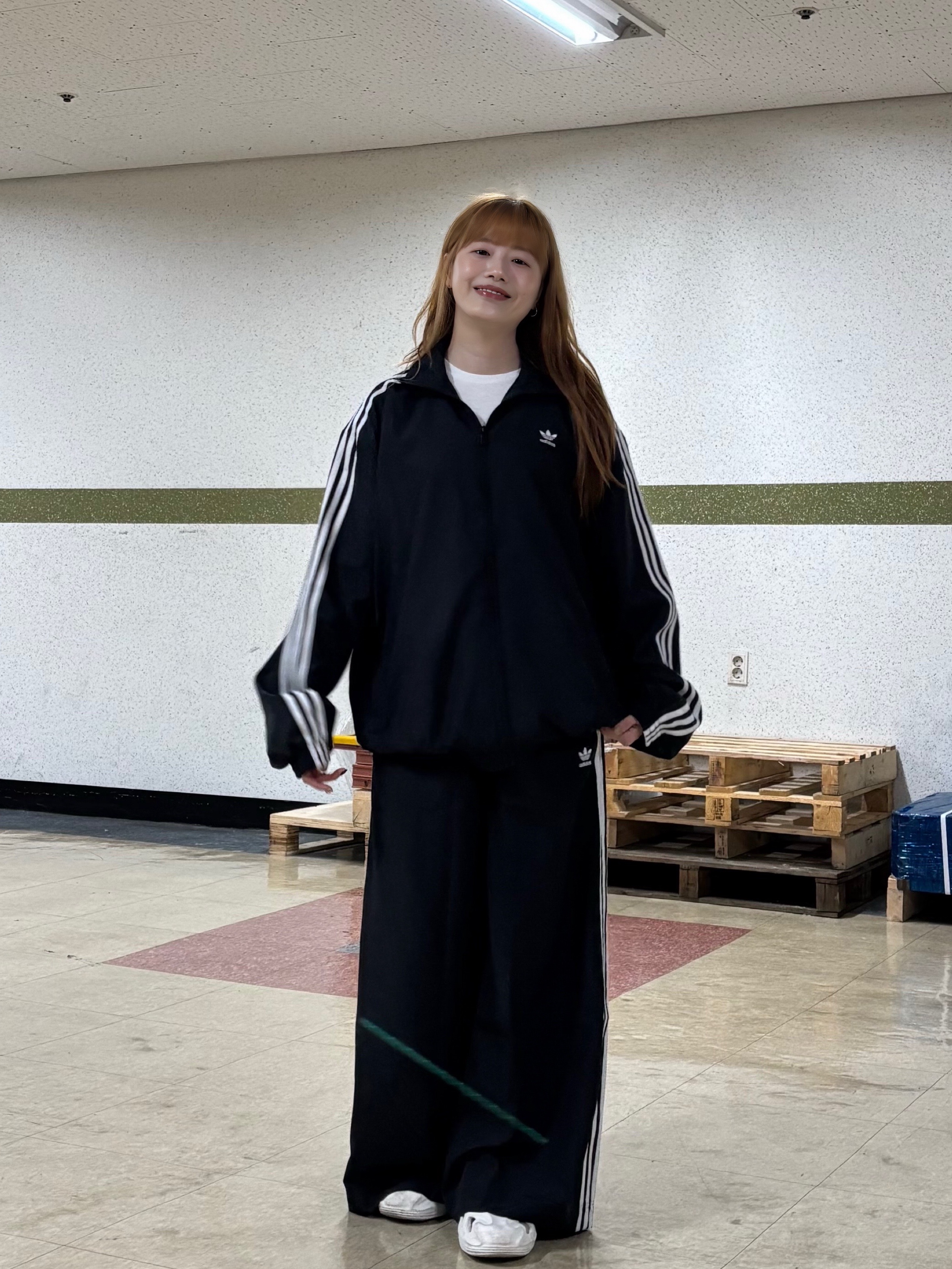(W) Adidas Adilenium Season 3 Oversized Track Top Black - KR Sizing, (W) Adidas Adilenium Season 3 Oversized Track Pants Black - KR Sizing 착용 스타일 - 5