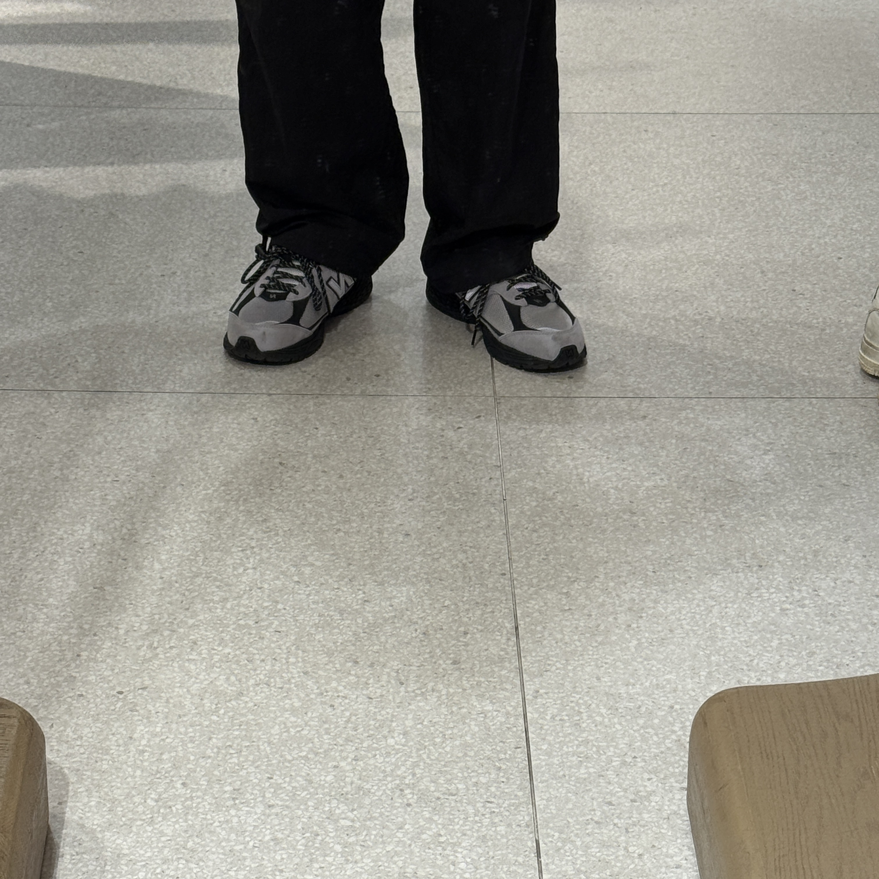New Balance 2002R Grey Black 착용 스타일