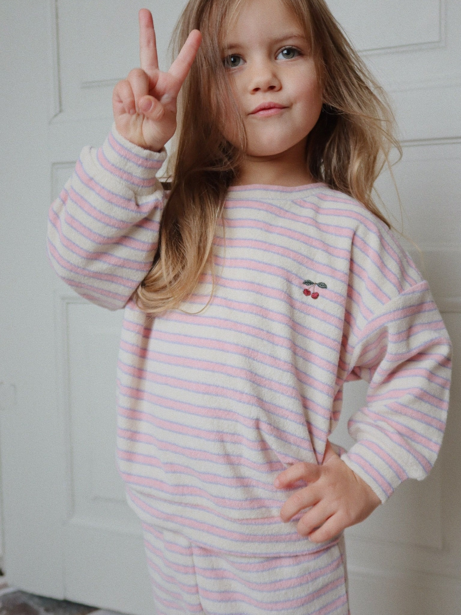 Konges Sløjd Itty Sweat Shirt Gots Lolly Stripe, Konges Sløjd Itty Sweat Pants Gots Lolly Stripe 착용 스타일 - 1