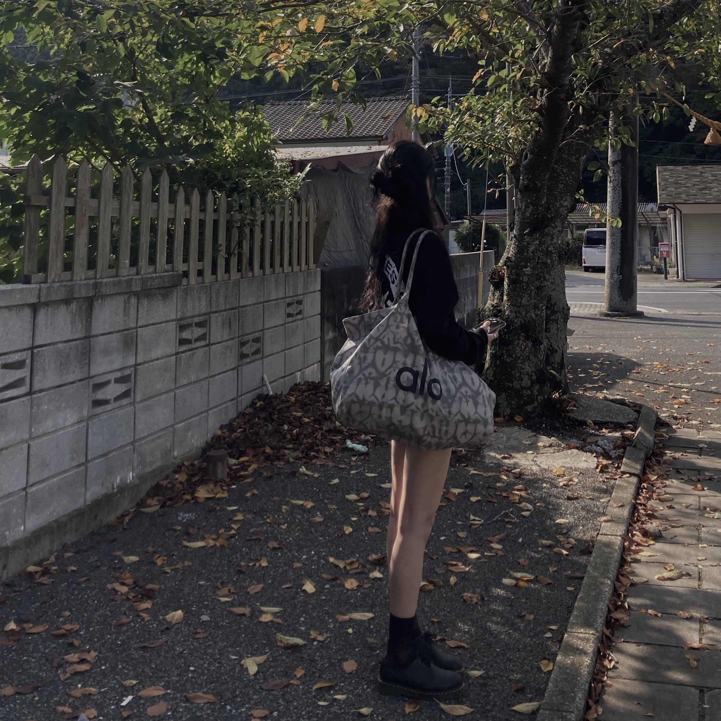 Alo Yoga Iconic Shopper Tote Bag Grey Tiedye, Dr. Martens 1461 Smooth Black 착용 스타일
