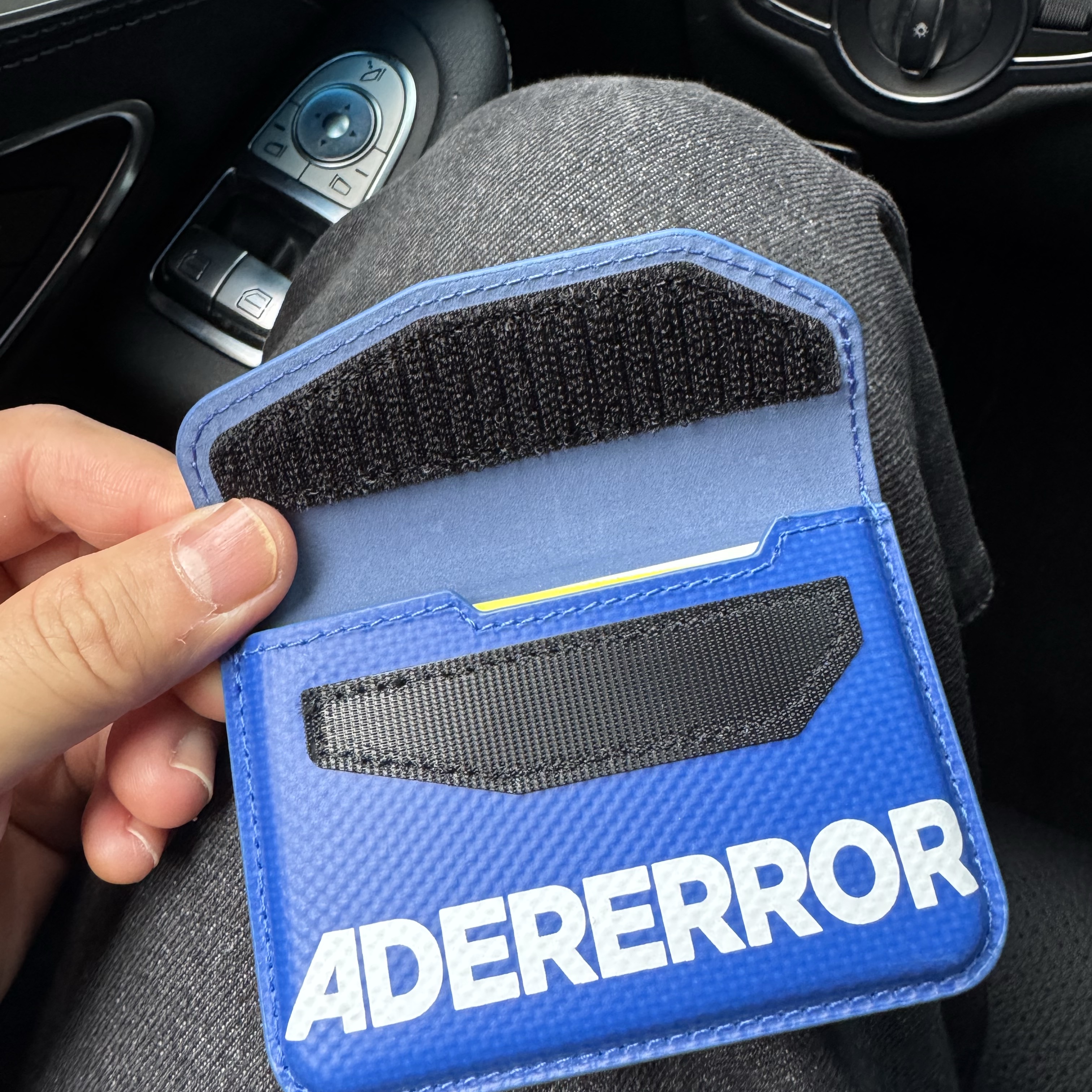 Ader Error Standic Magsafe Wallet Z-Blue 착용 스타일 - 2
