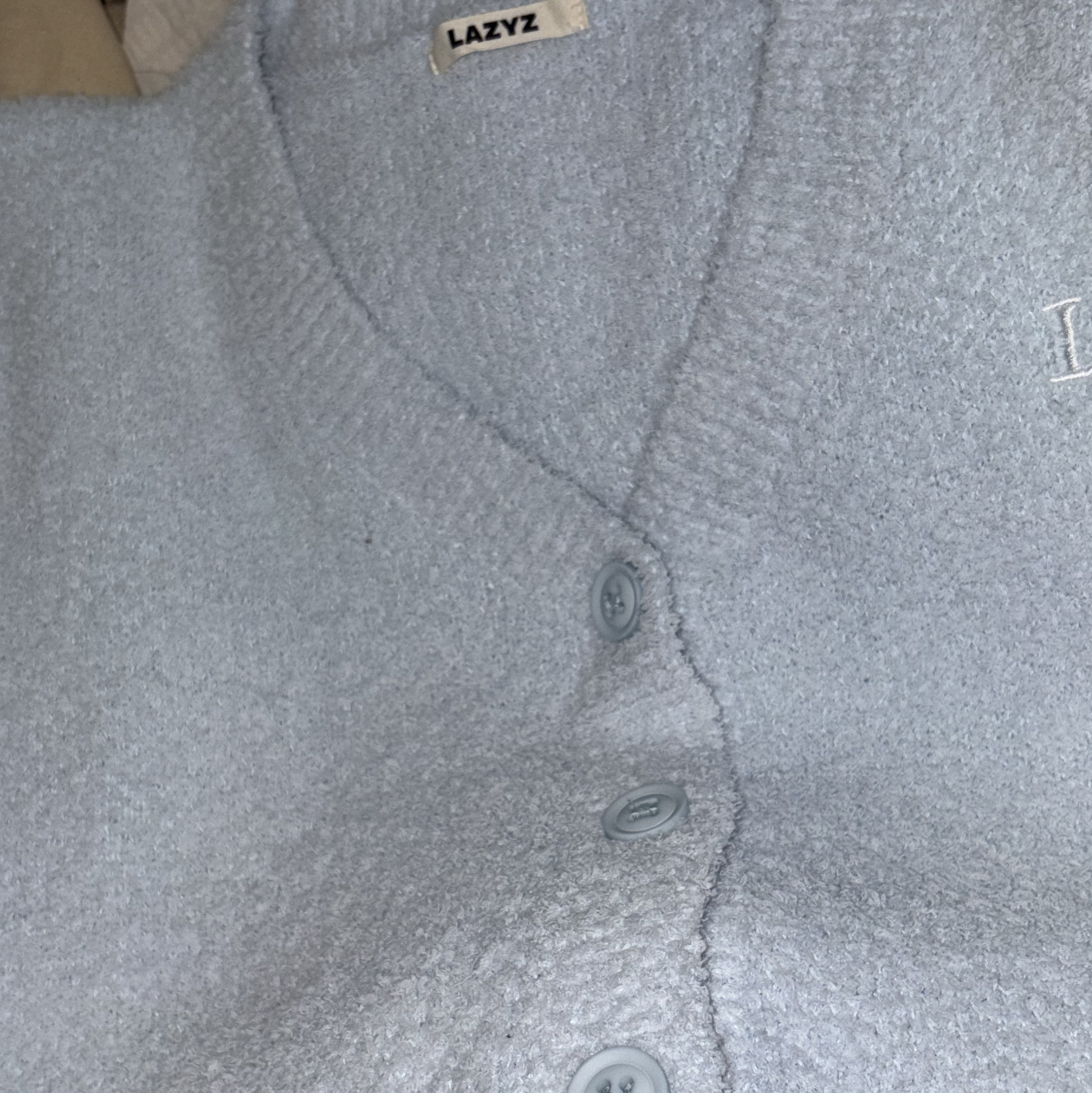 LAZYZ Sweet Dream fluffy cardigan - Sky 착용 스타일