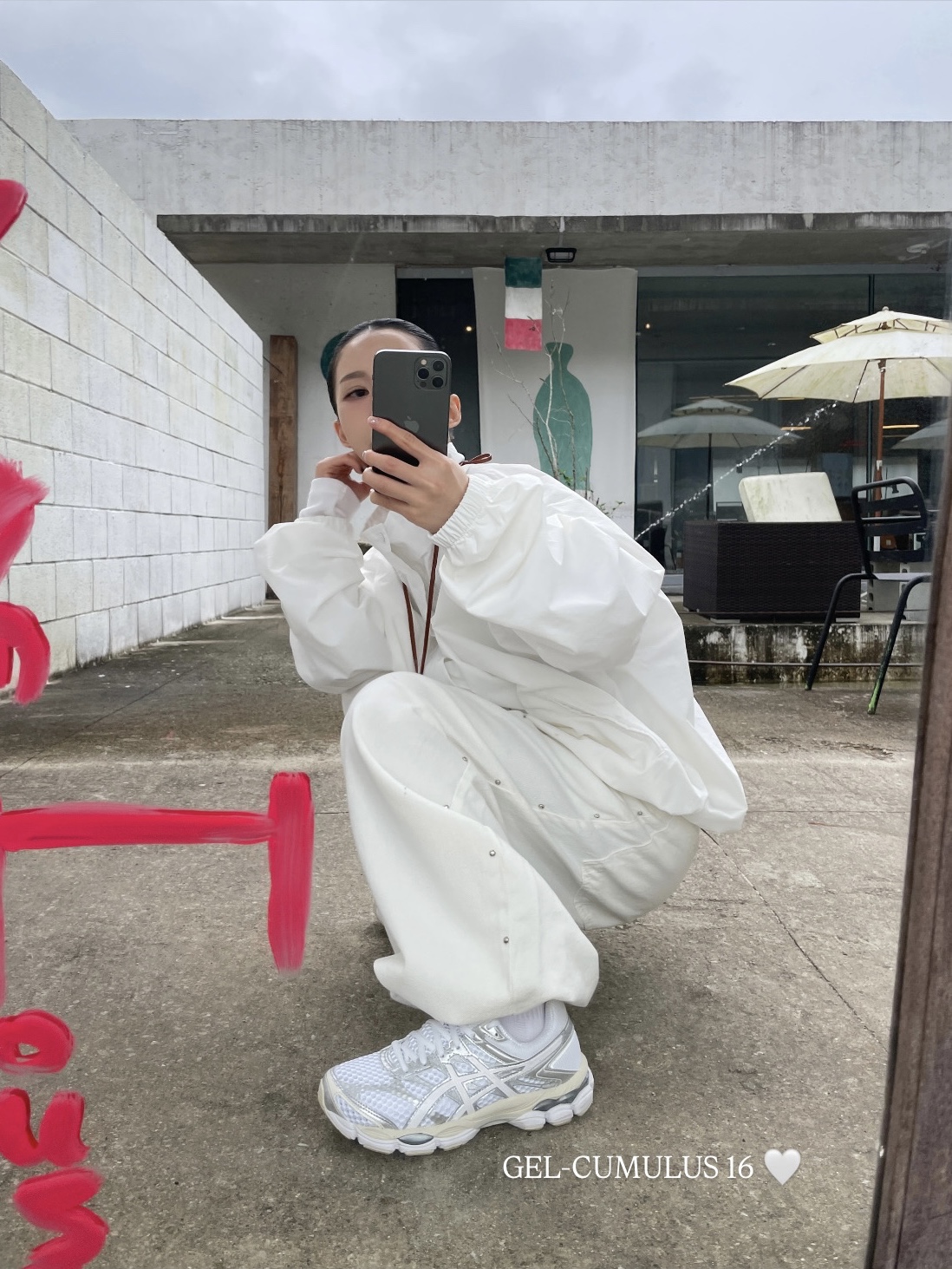 Asics Gel-Cumulus 16 White, Longchamp Le Pliage Original Handle Pouch Black 착용 스타일 - 2